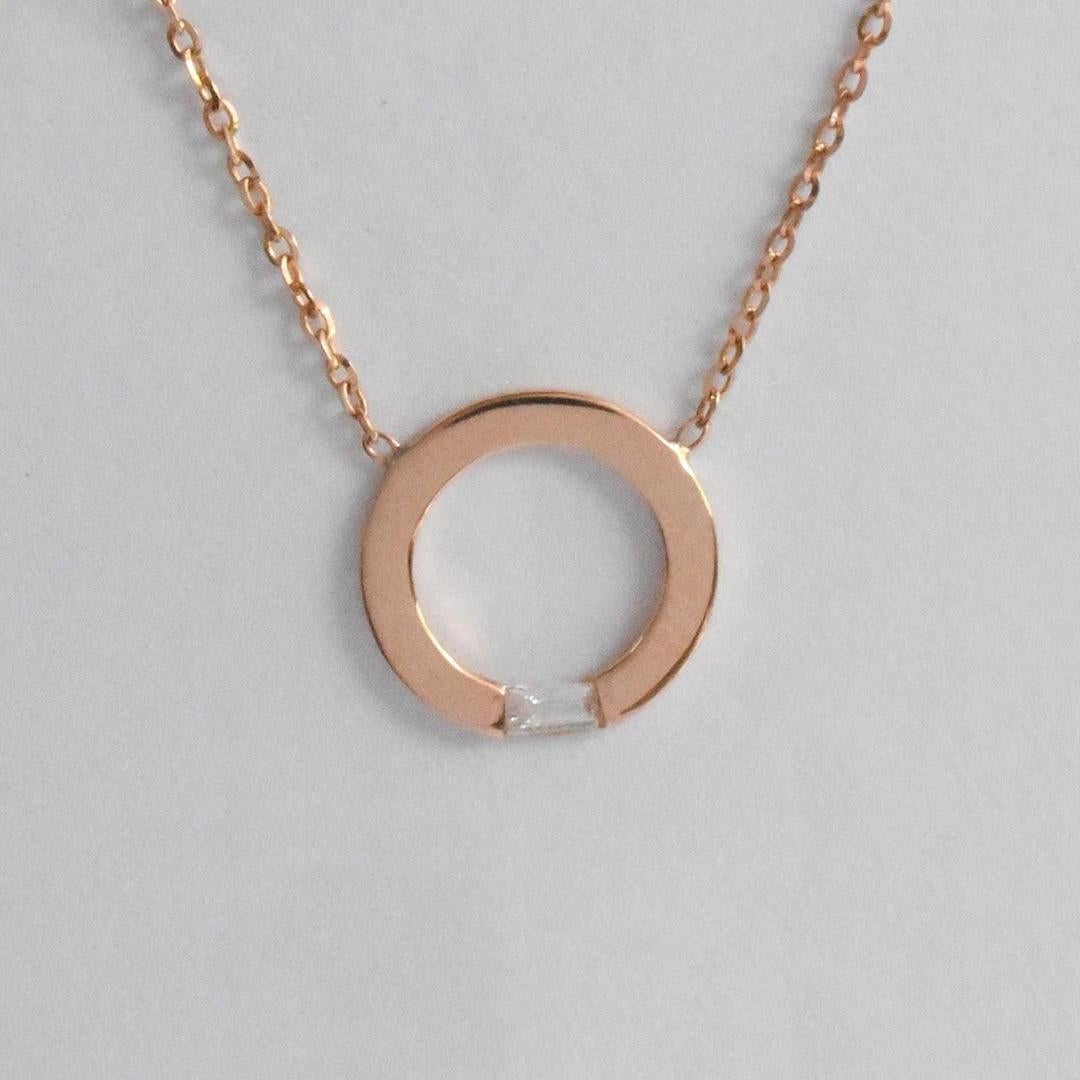 Moderno Ciondolo con diamante Baguette in oro 18k Collana con cerchio in oro con diamante in vendita