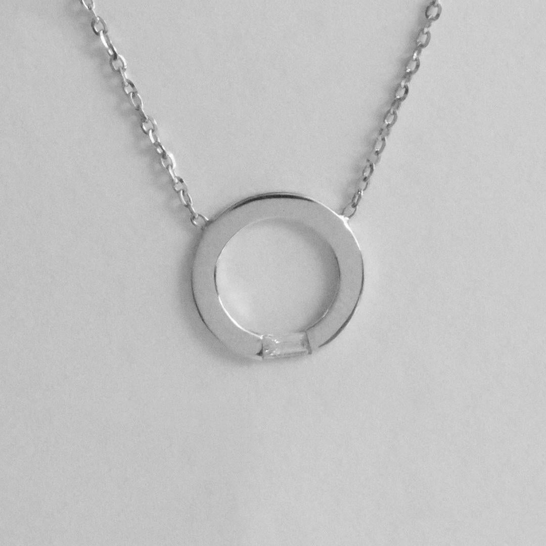 Ciondolo con diamante Baguette in oro 18k Collana con cerchio in oro con diamante In condizioni Nuovo in vendita a Bangkok, TH