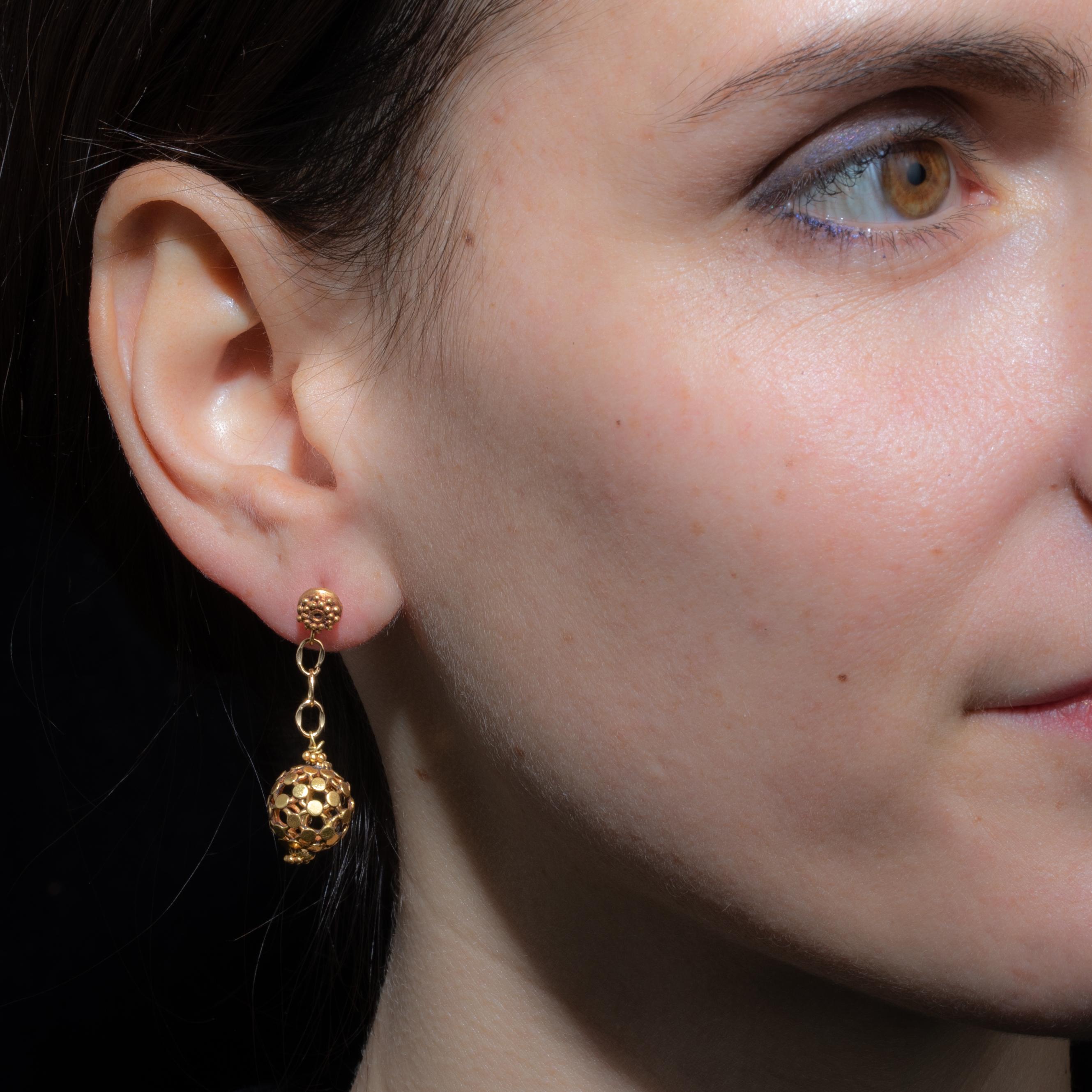 Boucles d'oreilles pendantes boule en or 18 carats de Deborah Lockhart Phillips Unisexe en vente