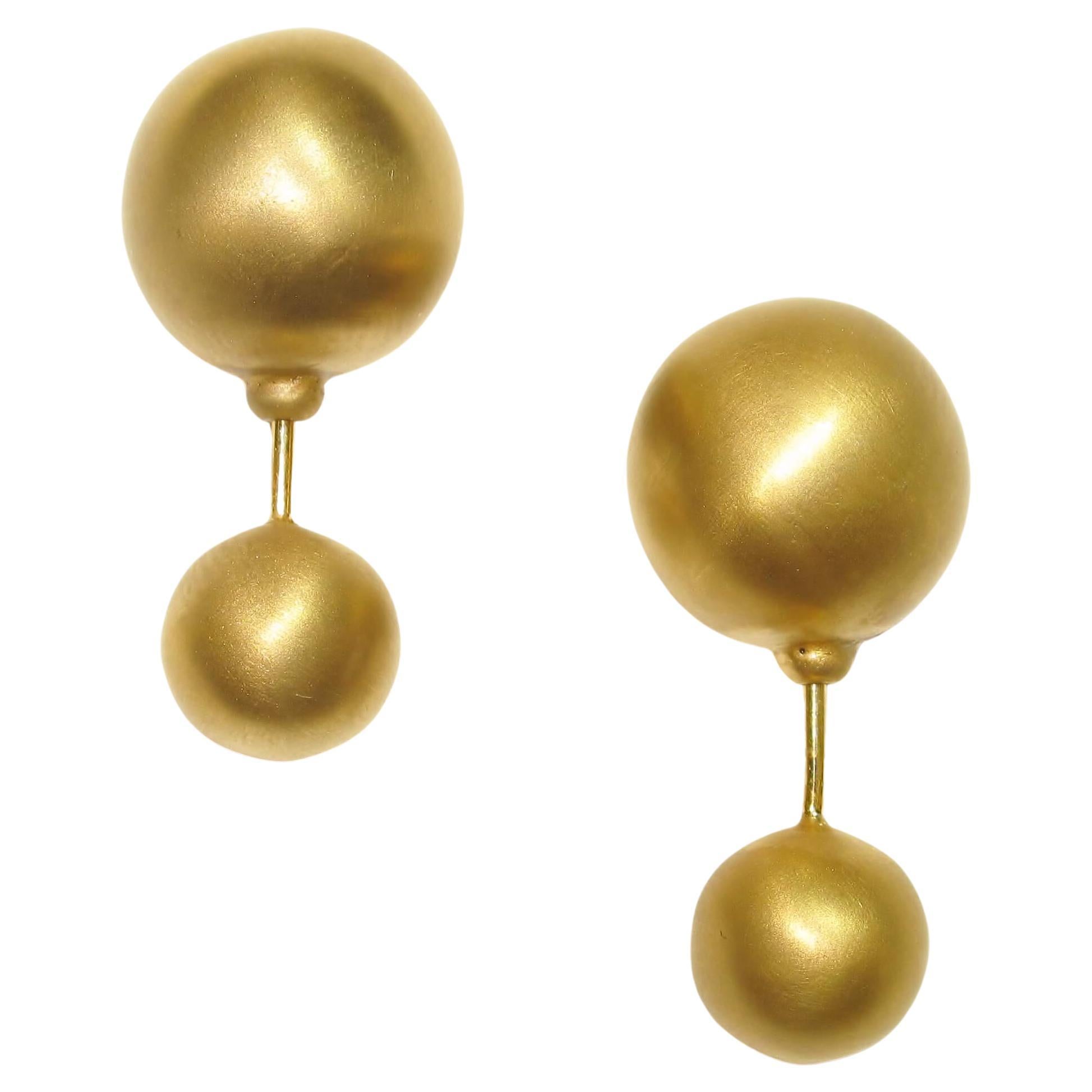 Luxurious 18k Satin finish gold ball tunnel earring For Sale