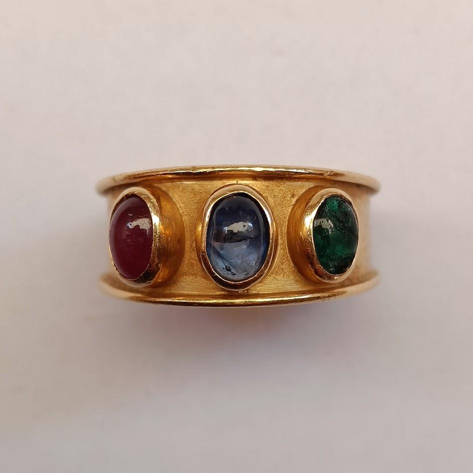 18k Gold Band Ring with 3 Cabochon Gemstones - Sapphire, Emerald, Ruby In Good Condition In Magenta, IT
