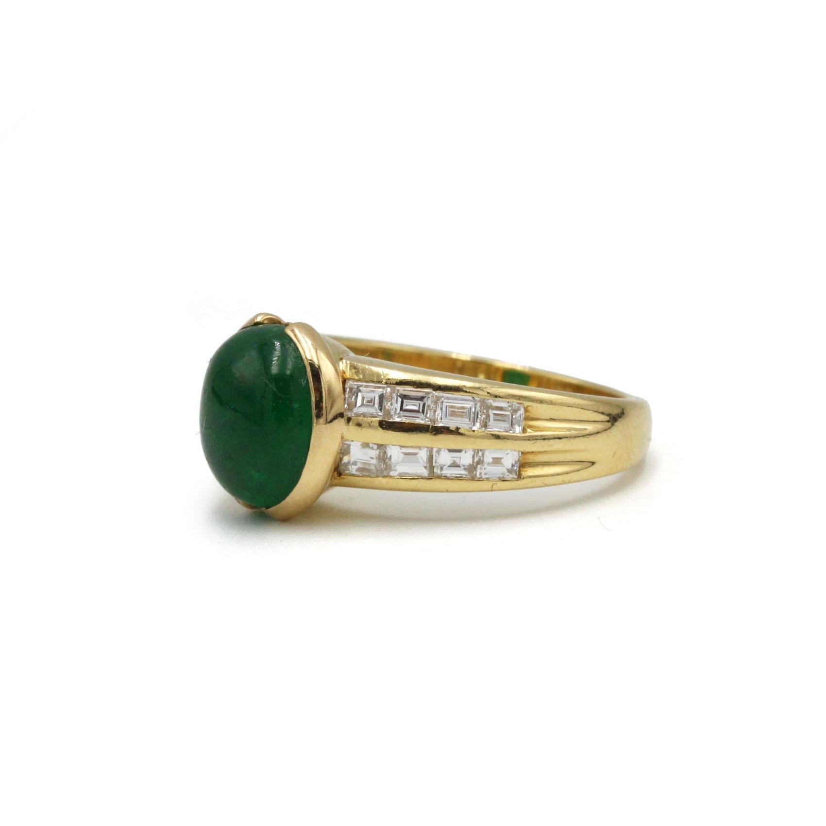 18K Gold Bandring mit 3ct Cabochon Smaragd und quadratischen Diamanten (Zeitgenössisch) im Angebot