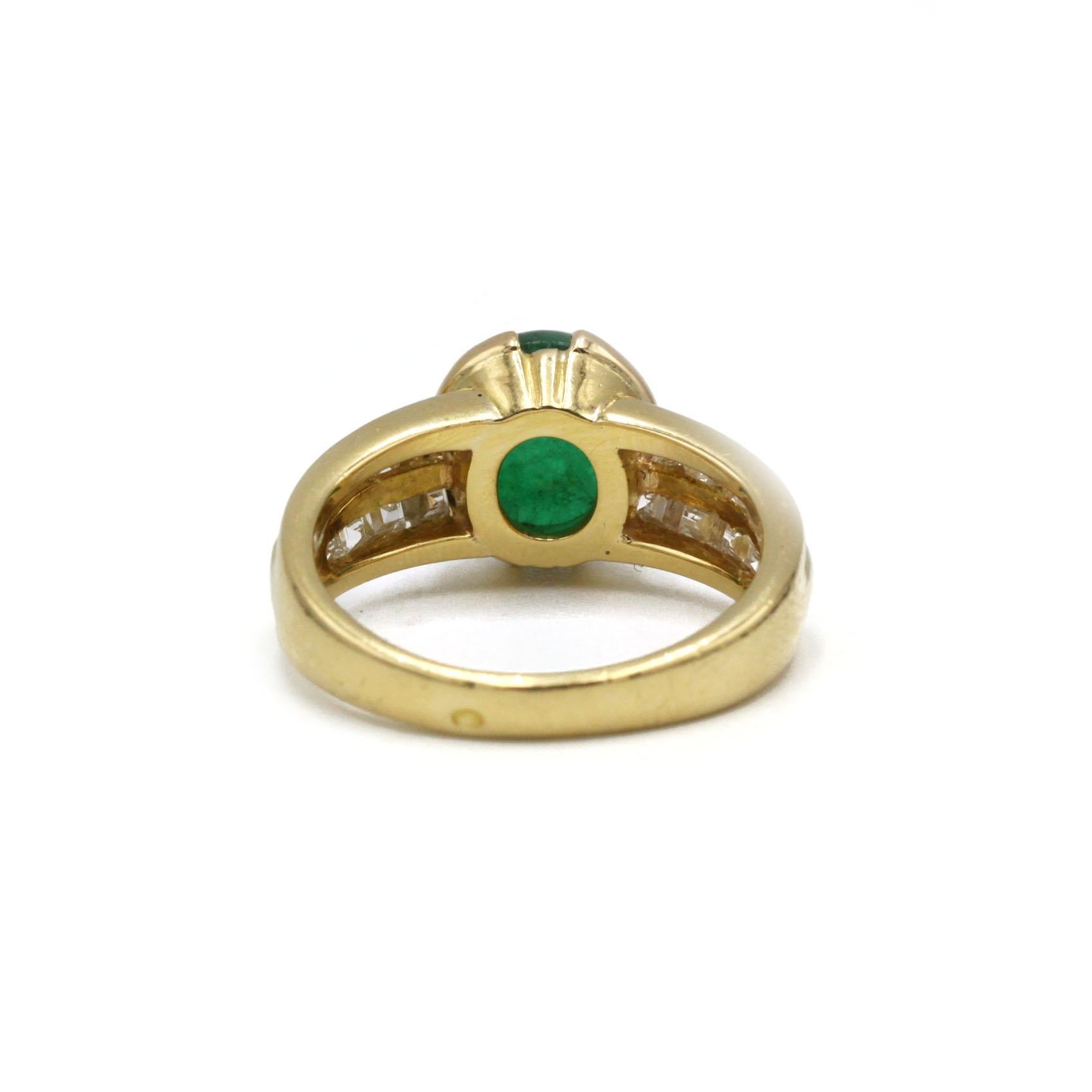 18K Gold Bandring mit 3ct Cabochon Smaragd und quadratischen Diamanten im Angebot 1