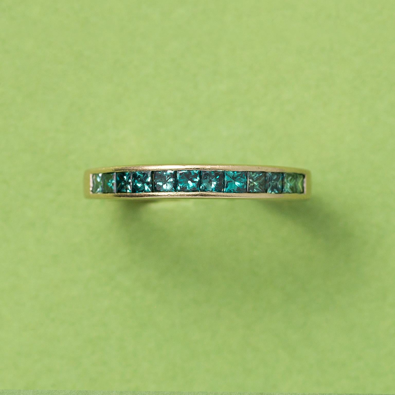Bague en or blanc 14 carats avec 12 diamants de taille princesse de couleur bleu clair traités (0,72 carat au total) sertis dans une monture à rails

poids : 3,70 grammes
taille de l'anneau : 17+ mm / 6 ½ US
largeur : 3.3 - 2.5mm