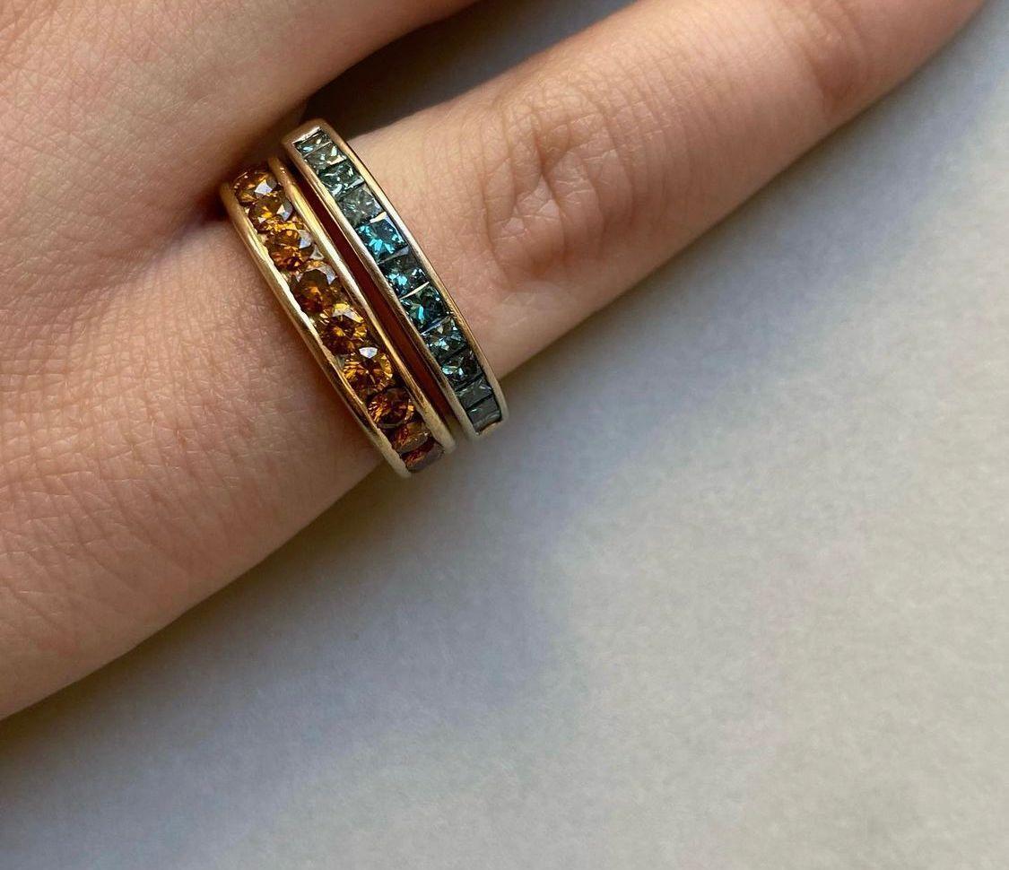 Princess Cut 18K Gold Band Ring with Blue Diamonds For Sale