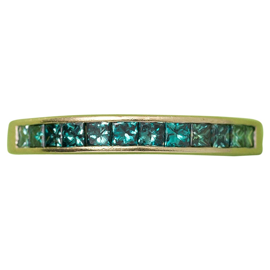 Anillo de oro de 18 quilates con diamantes azules