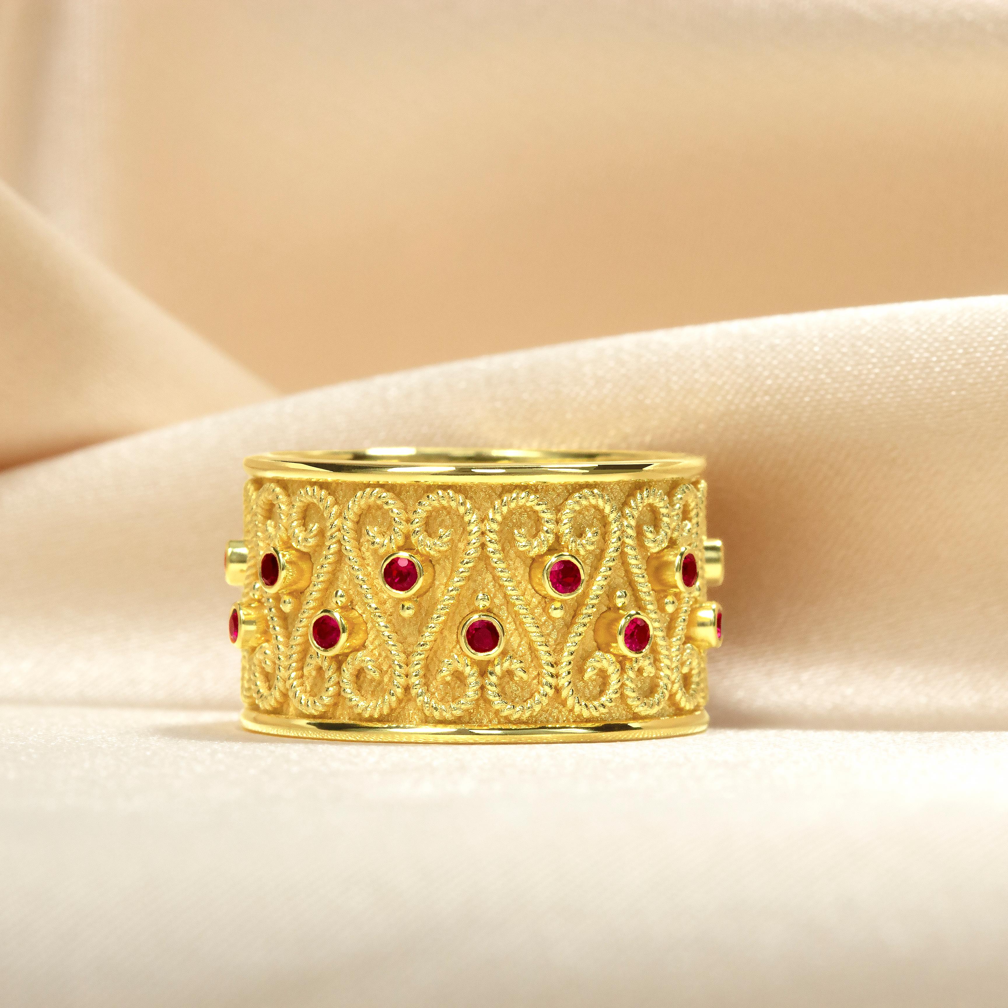Dieser elegante, mit schimmernden Rubinen besetzte Goldring ist die perfekte Wahl für eine anspruchsvolle Frau. Sie ist aus luxuriösen Materialien gefertigt und verleiht jeder Garderobe einen Hauch von Opulenz. Dieser wunderschöne Ring ist ein