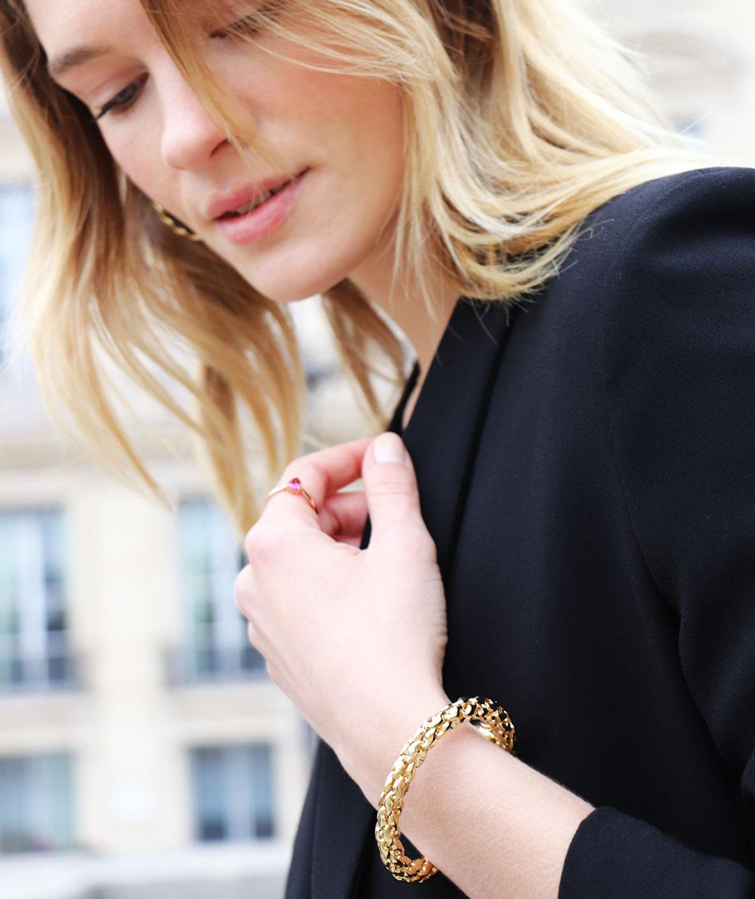 A chic and iconic jewel, the bangle has crossed generations and trends but has never become timeless. Treating yourself to a gold bangle is for life. This luxury bracelet will never lose its value, nor its beauty and shine. Timeless, the bangle can
