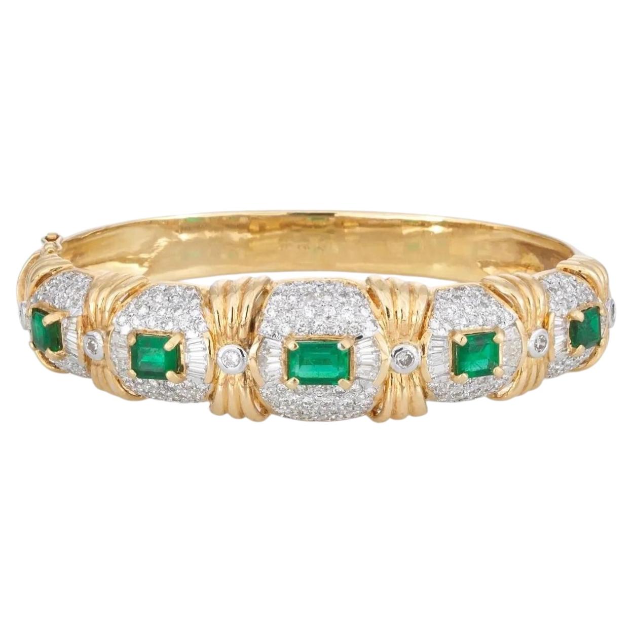 Brazalete de oro de 18 quilates engastado con esmeraldas rectangulares y diamantes talla brillante en venta