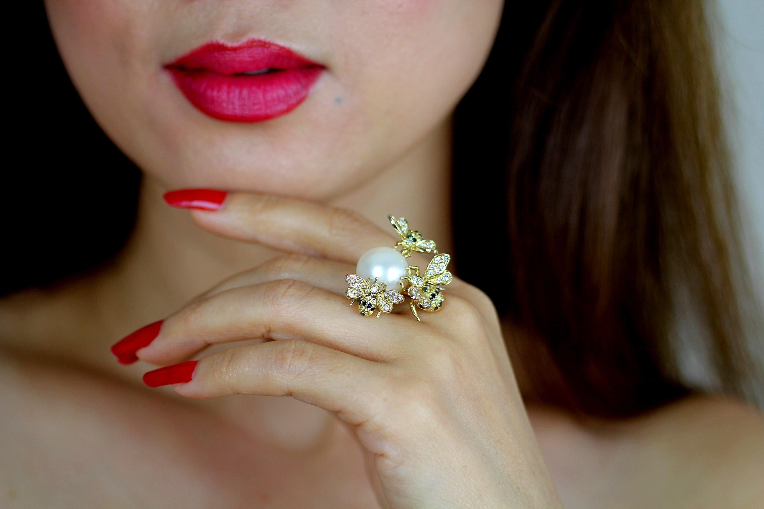 Moderne Bague cocktail abeille en or 18K avec perle, saphirs jaunes, diamants blancs et noirs en vente