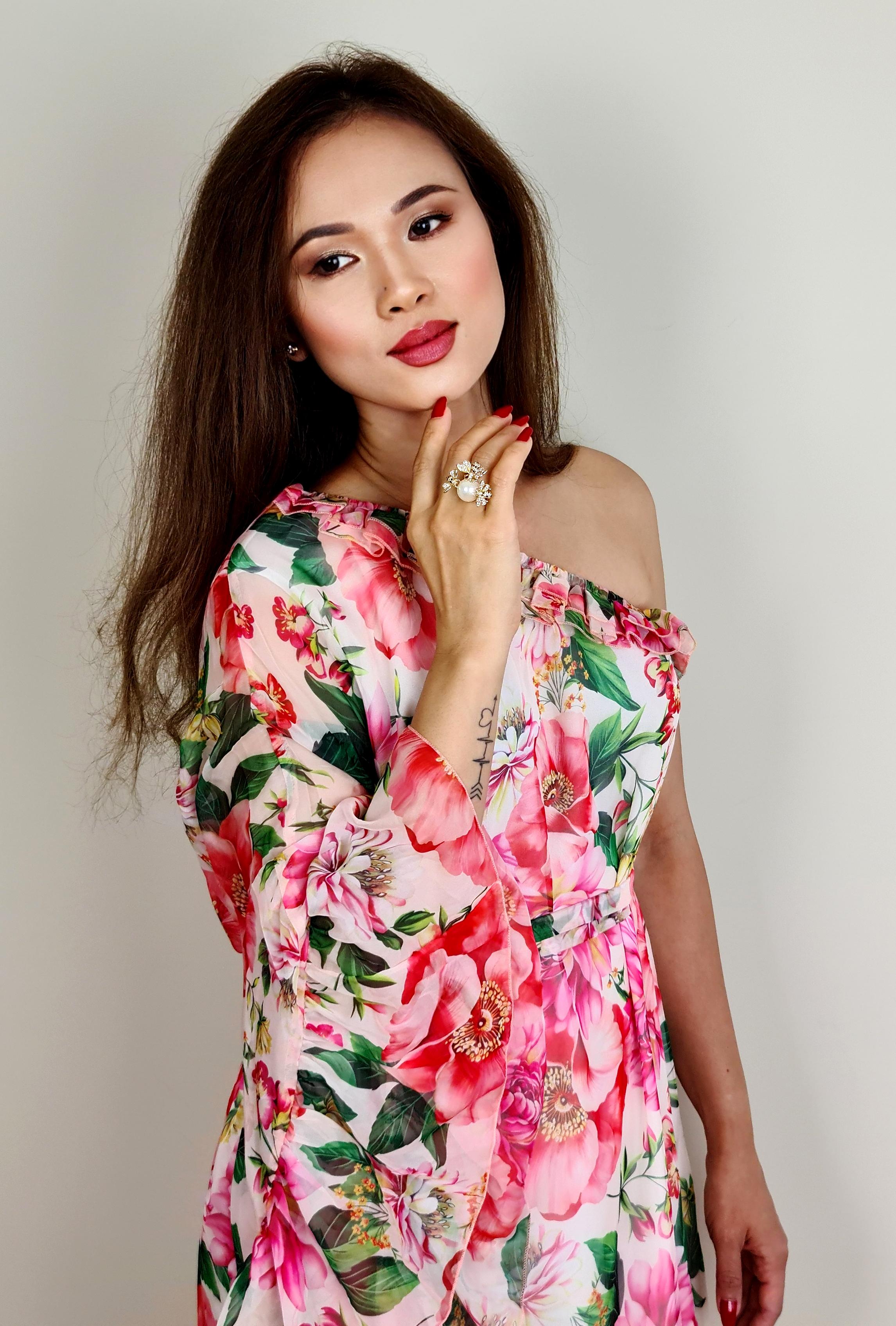 Taille ronde Bague cocktail abeille en or 18K avec perle, saphirs jaunes, diamants blancs et noirs en vente