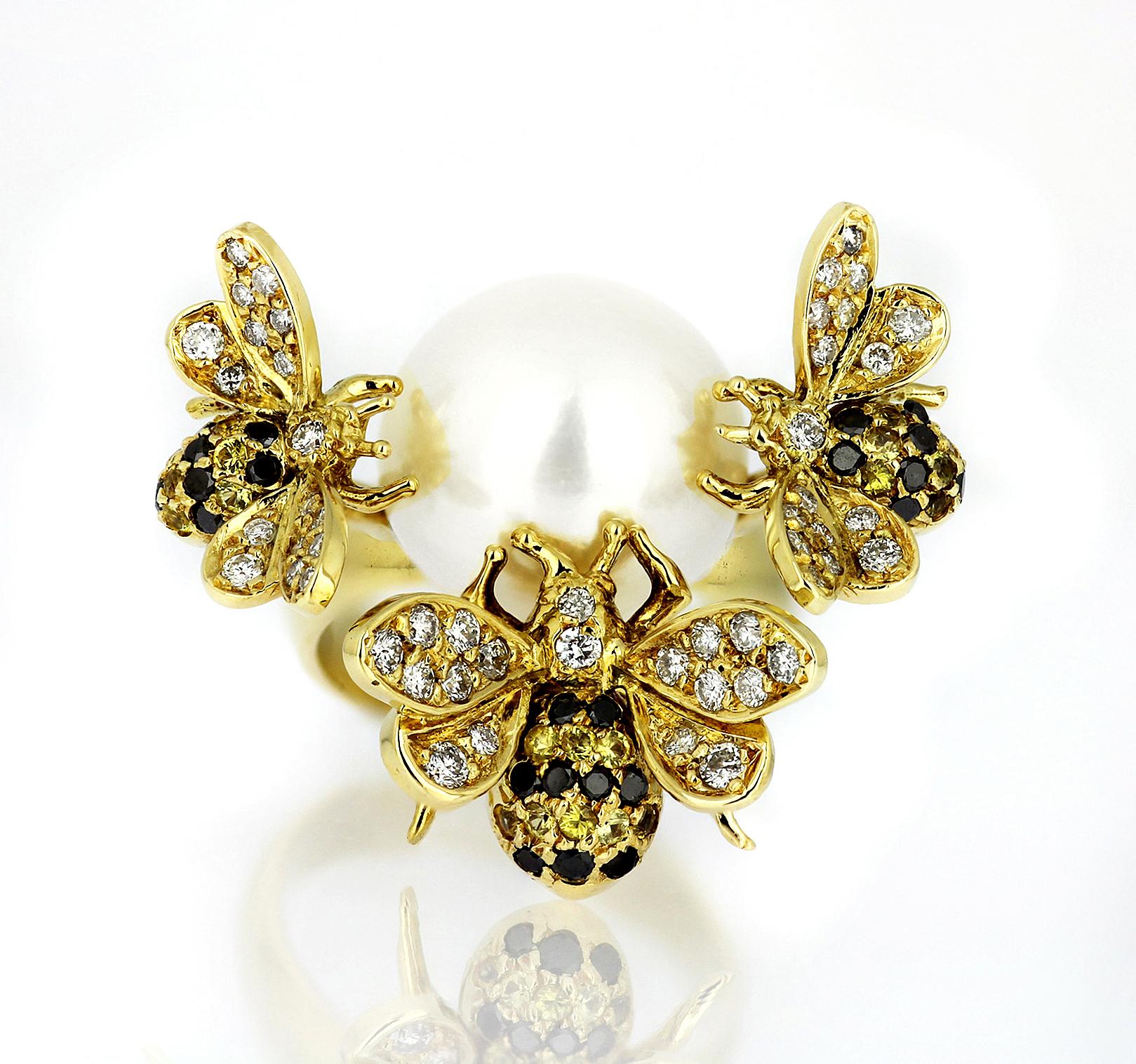Bague cocktail abeille en or 18K avec perle, saphirs jaunes, diamants blancs et noirs Excellent état - En vente à London, GB