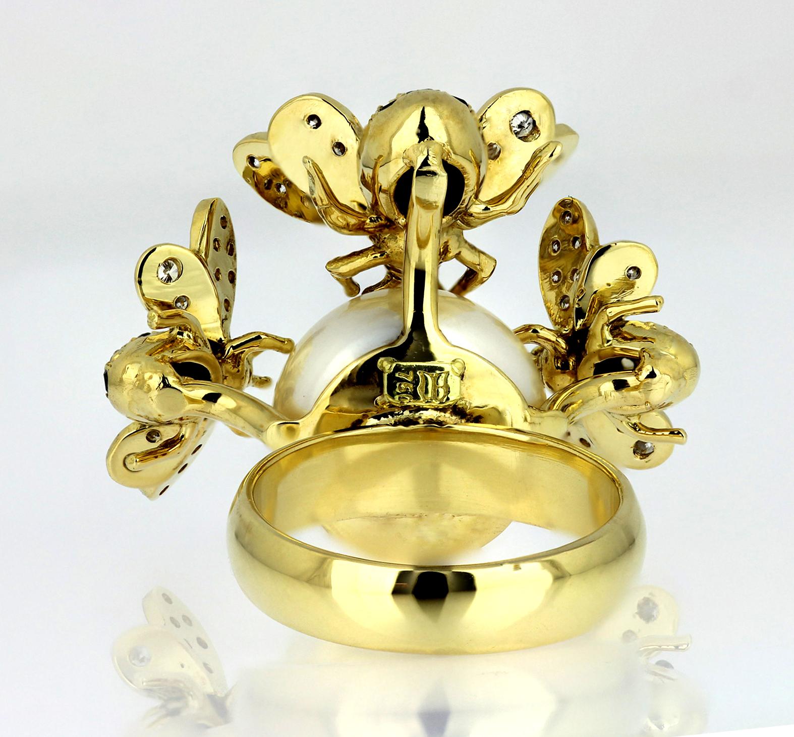 Bague cocktail abeille en or 18K avec perle, saphirs jaunes, diamants blancs et noirs en vente 2