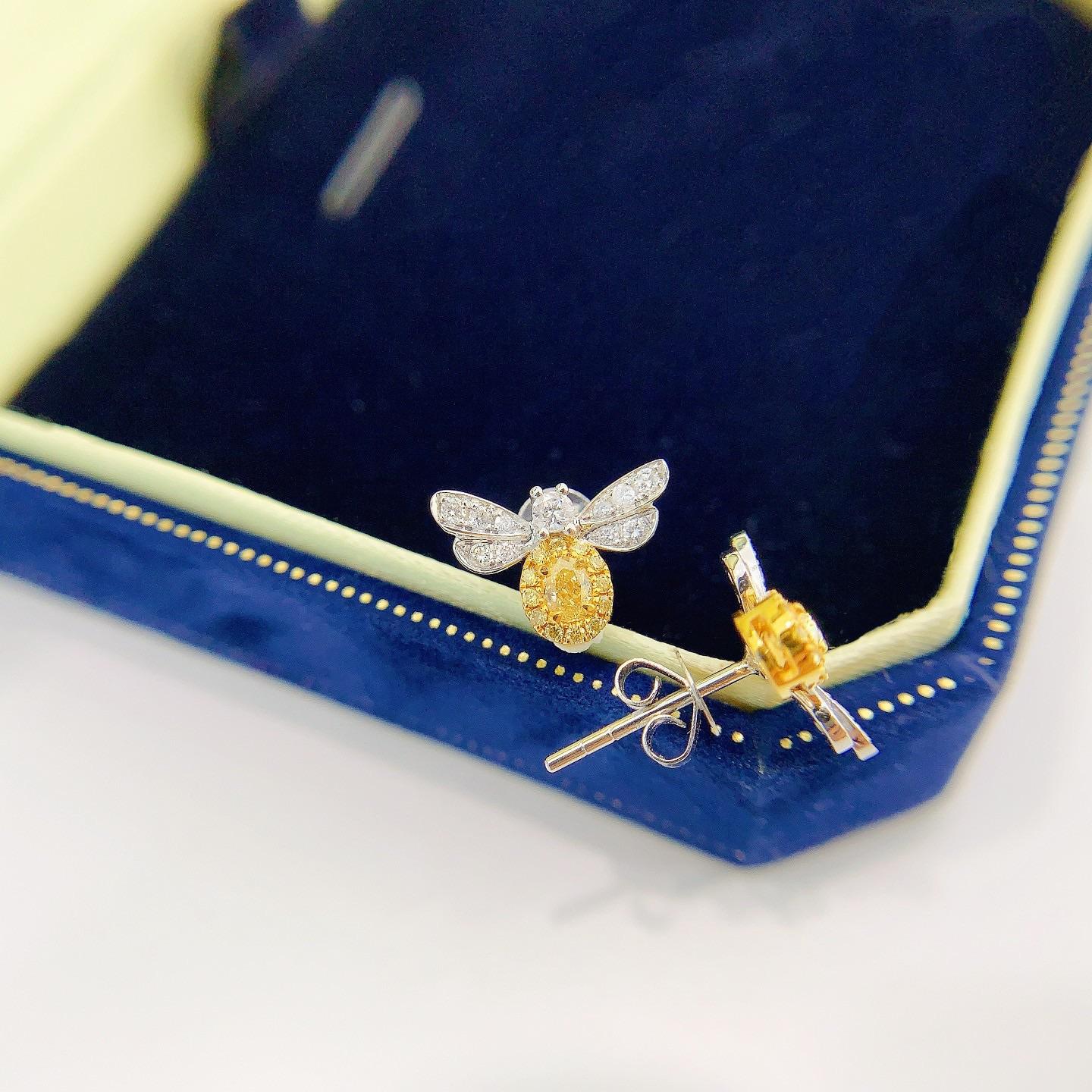 18K Gold Bee-Inspired Stud Earrings with Natural Yellow Diamonds In New Condition For Sale In Hong Kong, HK