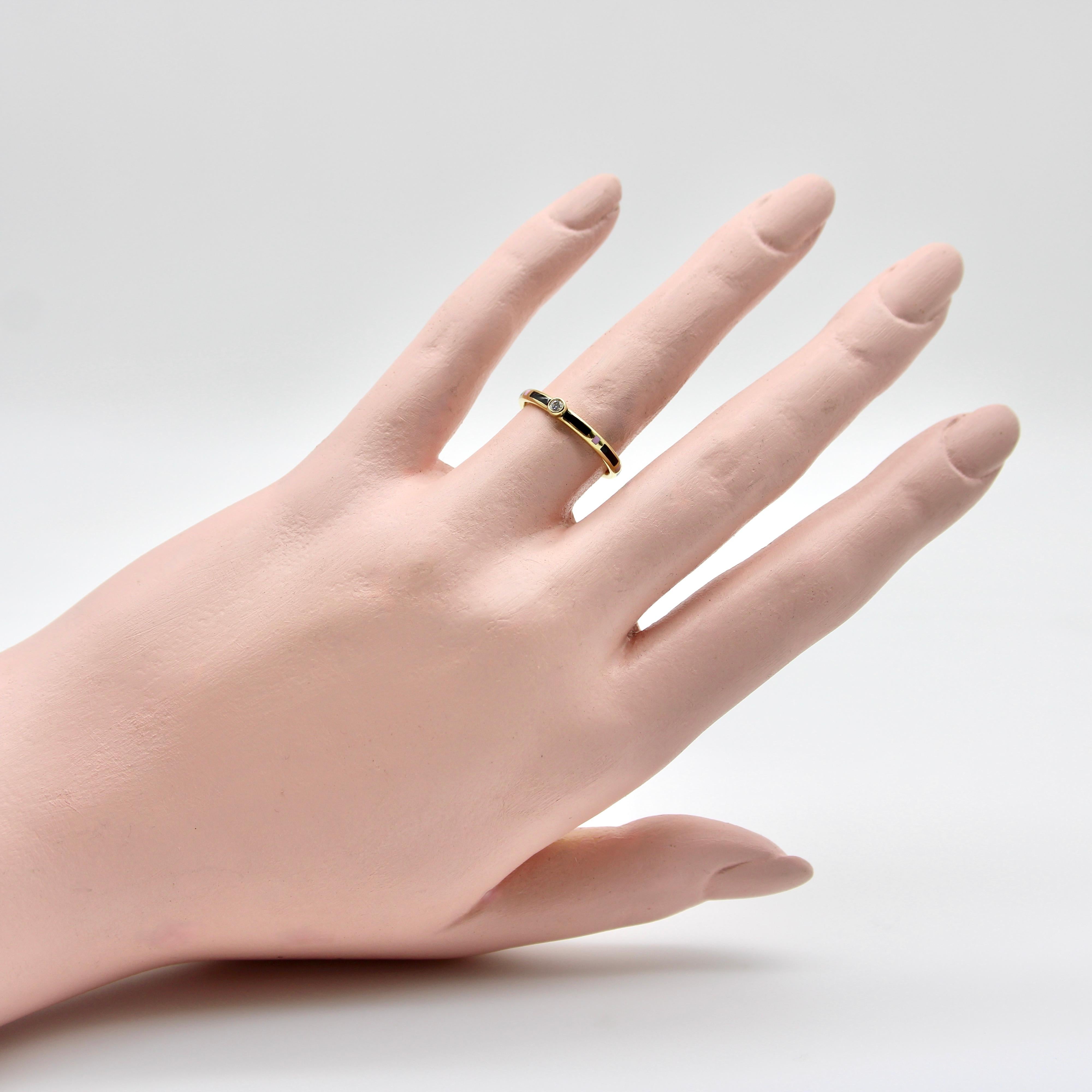 Anello in oro 18K smaltato nero e rosa con accenti di diamante in vendita 2