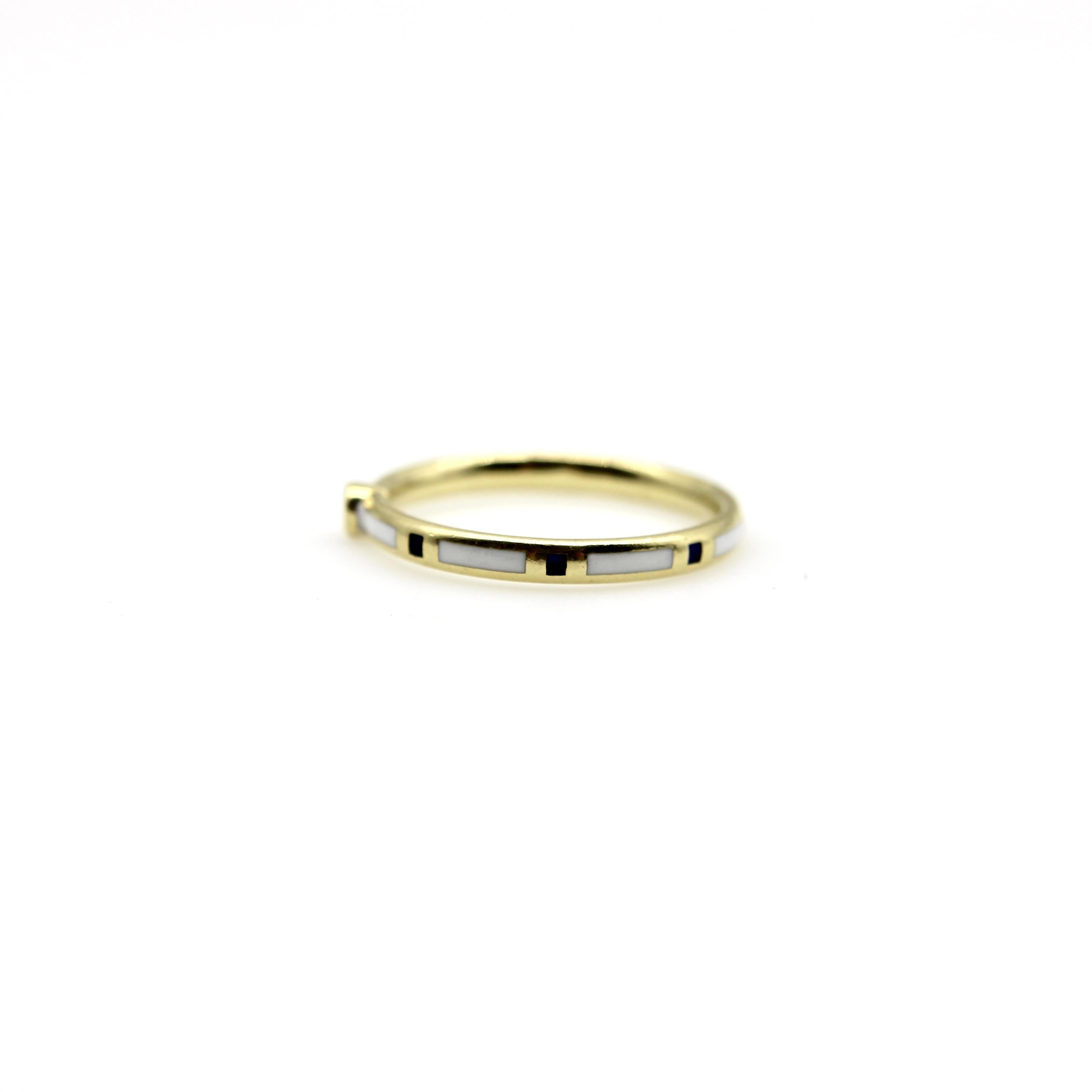 18K Gold Black and White Enameled Ring with Diamond Accent In New Condition For Sale In Venice, CA