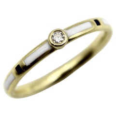 Anello in oro 18 carati con smalto bianco e nero e accenti di diamanti