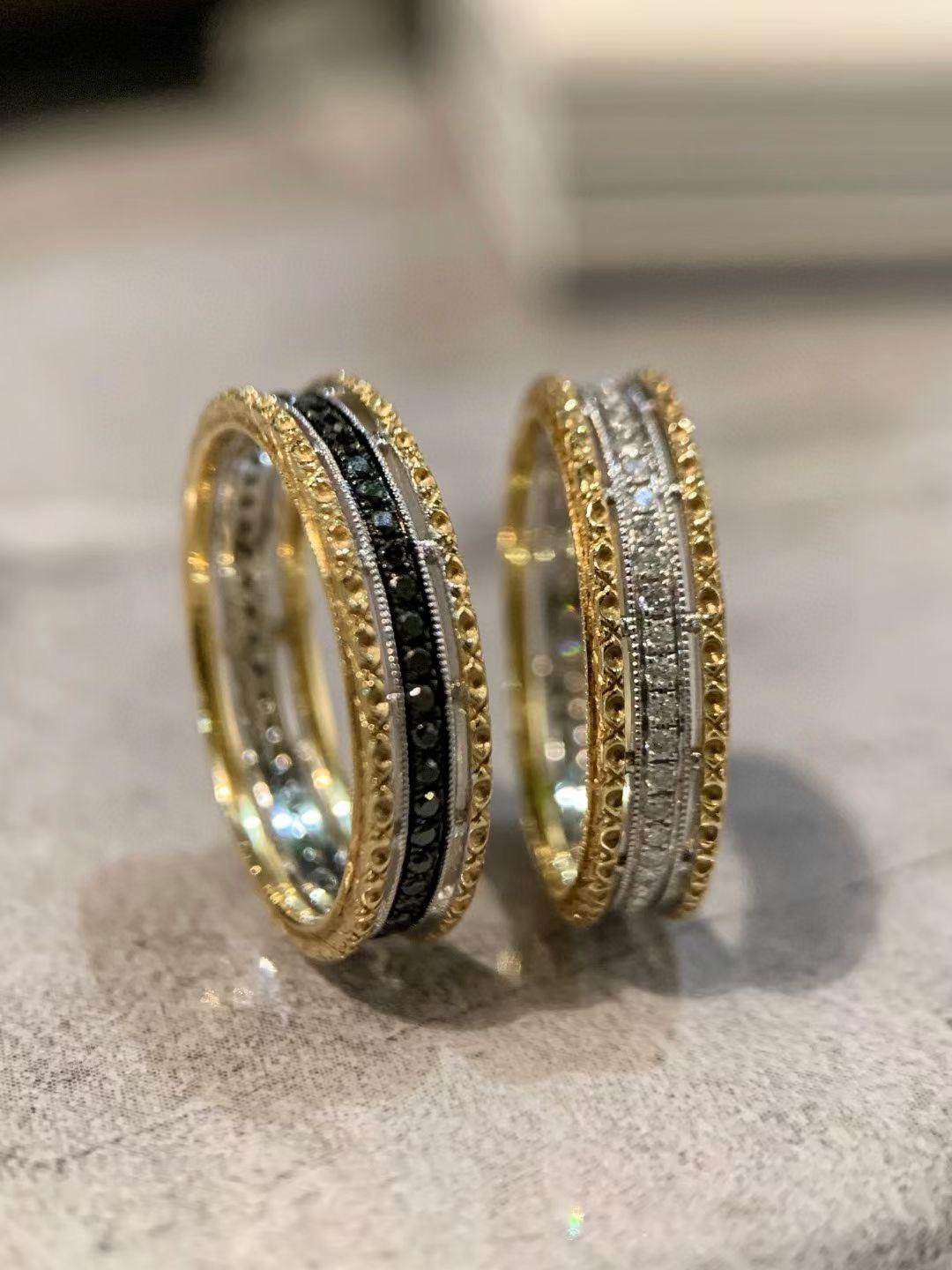 18K Gold Black Diamond & Diamond Lovers' Ring Set In New Condition For Sale In Kowloon, HK