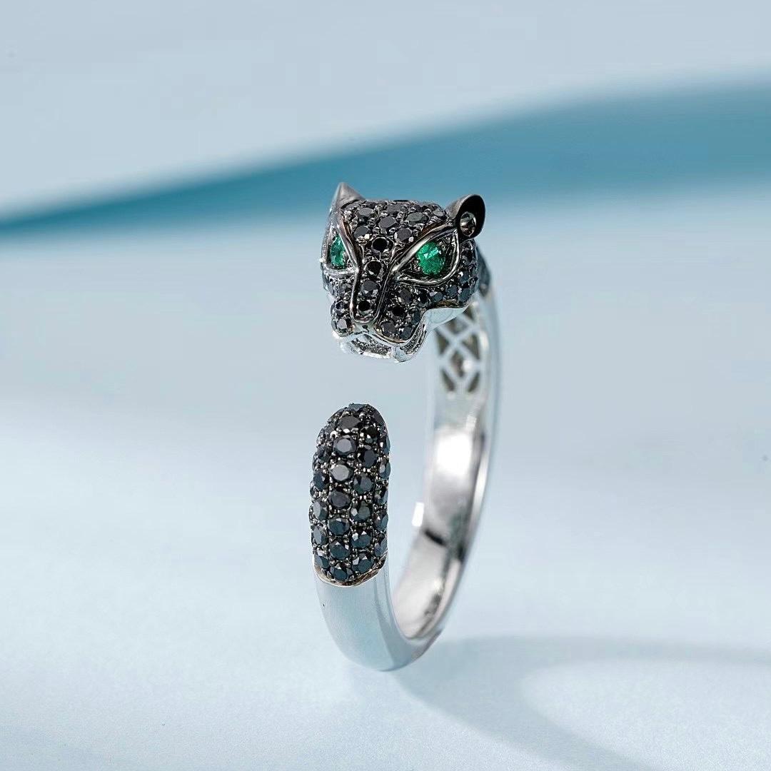 18K Gold Black Diamond & Tsavorite Leopard Shaped Ring In New Condition For Sale In Kowloon, HK