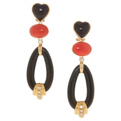 Pendientes Colgantes de Oro de 18k y Ónix Negro con Cabujones de Coral y Diamantes de 0,45 ct