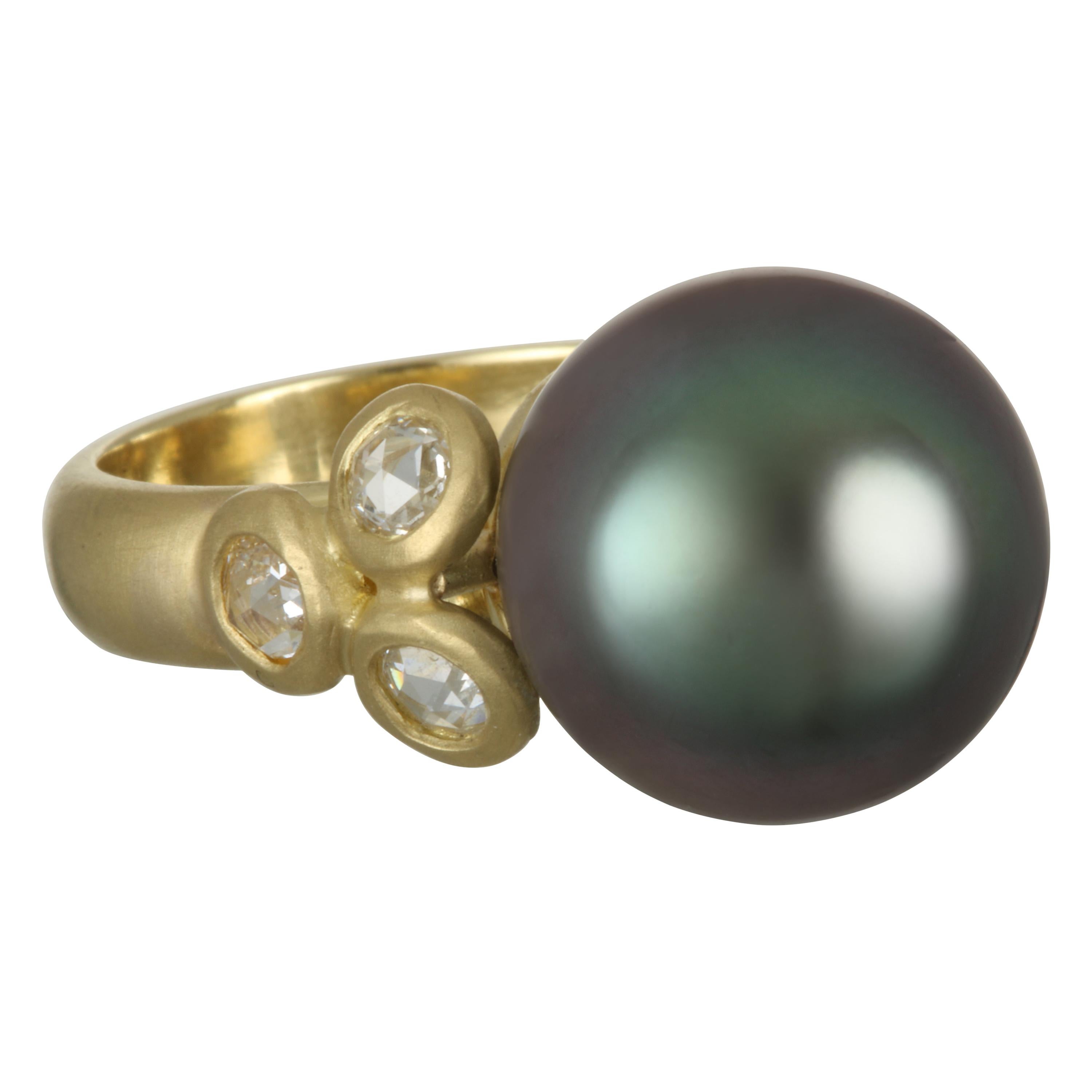 Anillo de Diamantes y Perla de Tahití Negra de Oro de 18 Kilates