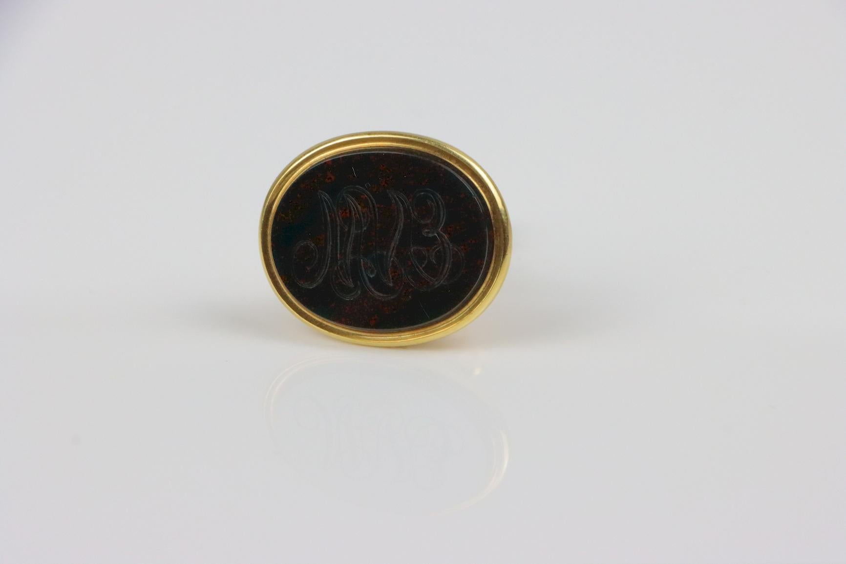 Ciondolo a forma di sigillo con pietra di sangue in oro 18 carati 

Dimensioni approssimative:
3,8 cm (altezza) x 3 cm (lunghezza) x 2,5 cm (larghezza) 
18,1 grammi di peso