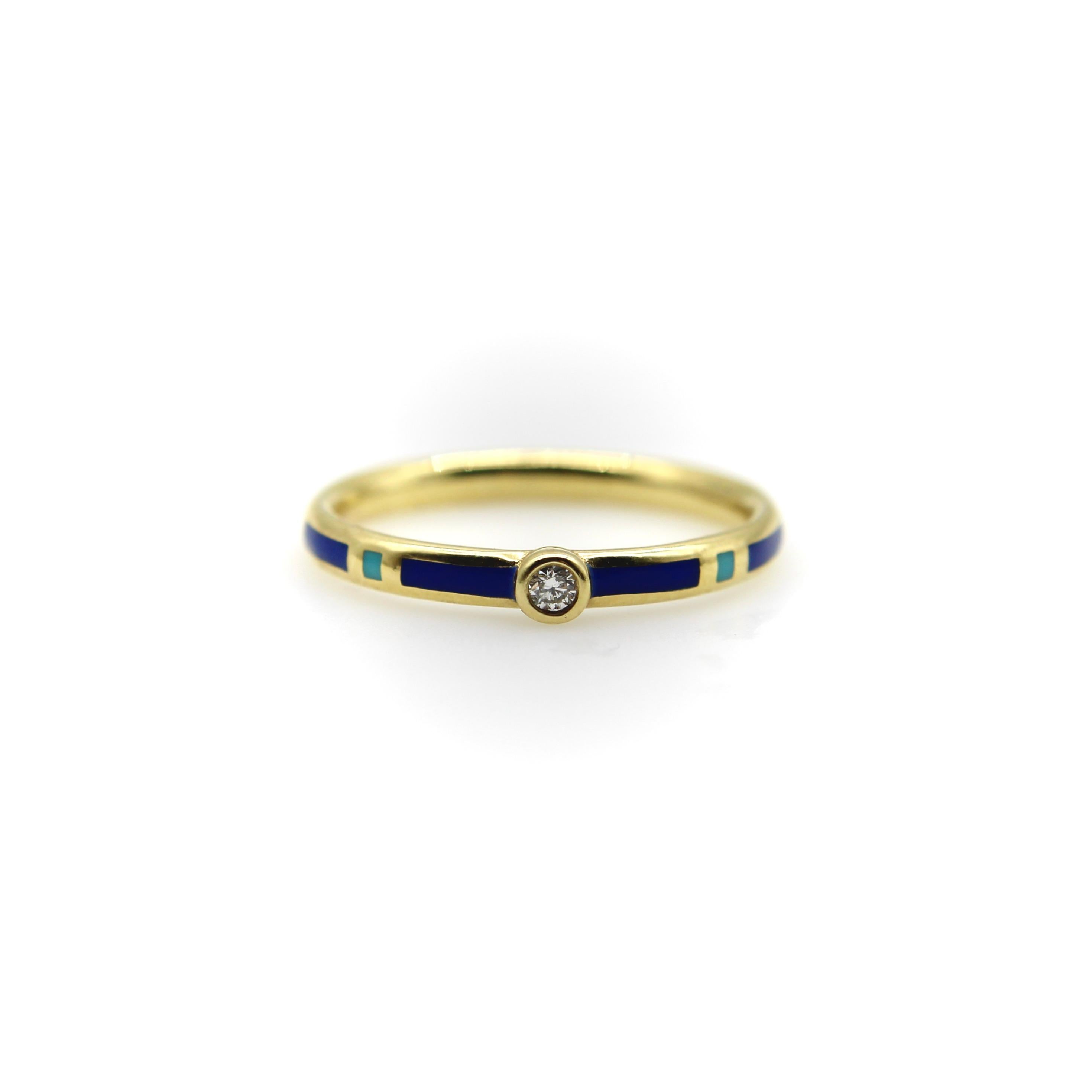 Questo bracciale in oro 18 carati è decorato con una striscia ritmica di smalto blu e turchese, accentuata da un diamante incastonato. La smaltatura viene creata intagliando dei serbatoi all'interno dell'oro e riempiendo poi lo spazio vuoto con lo