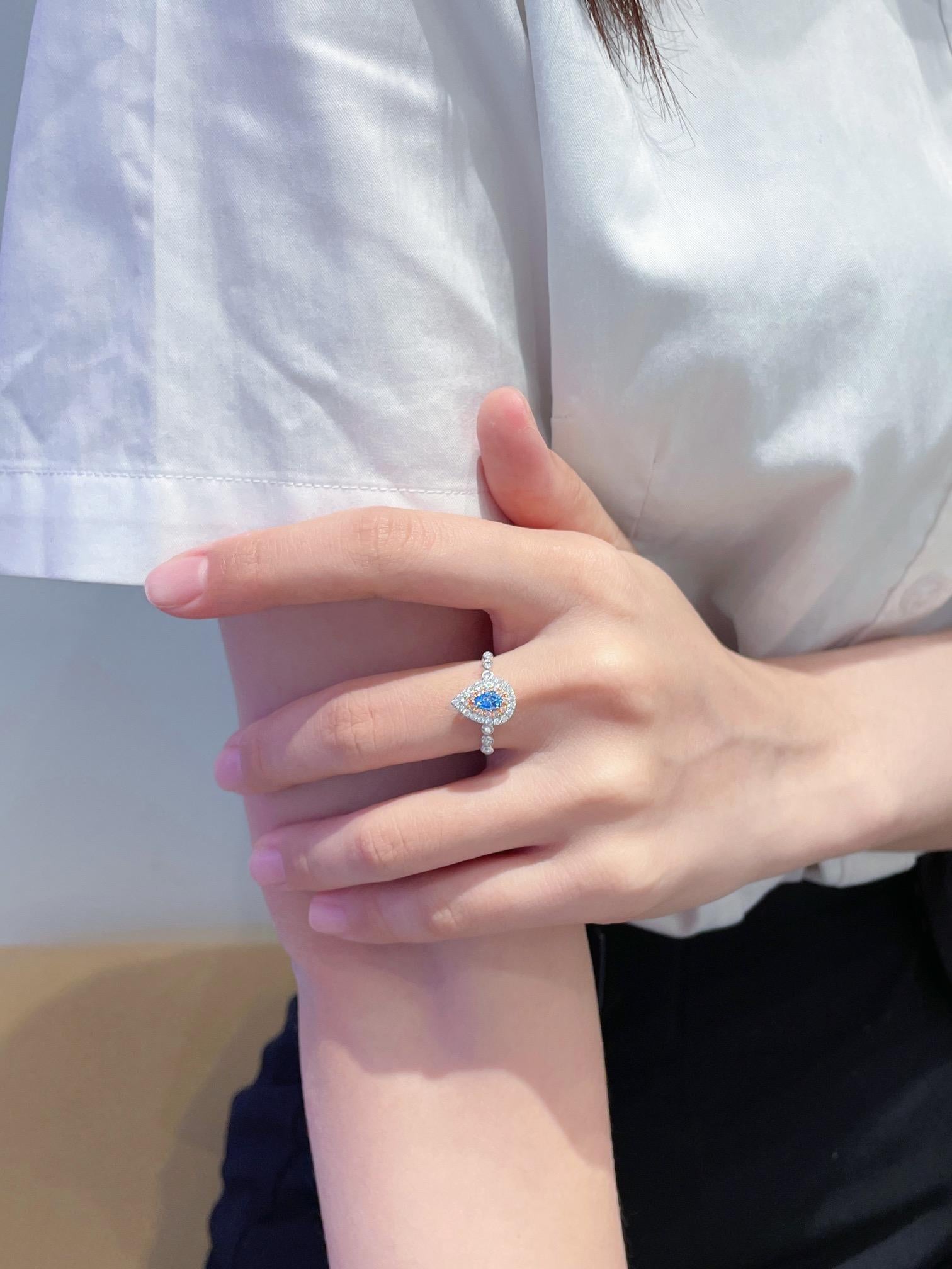 18K Gold Blue Diamond Ring with Diamonds In New Condition For Sale In Kowloon, HK