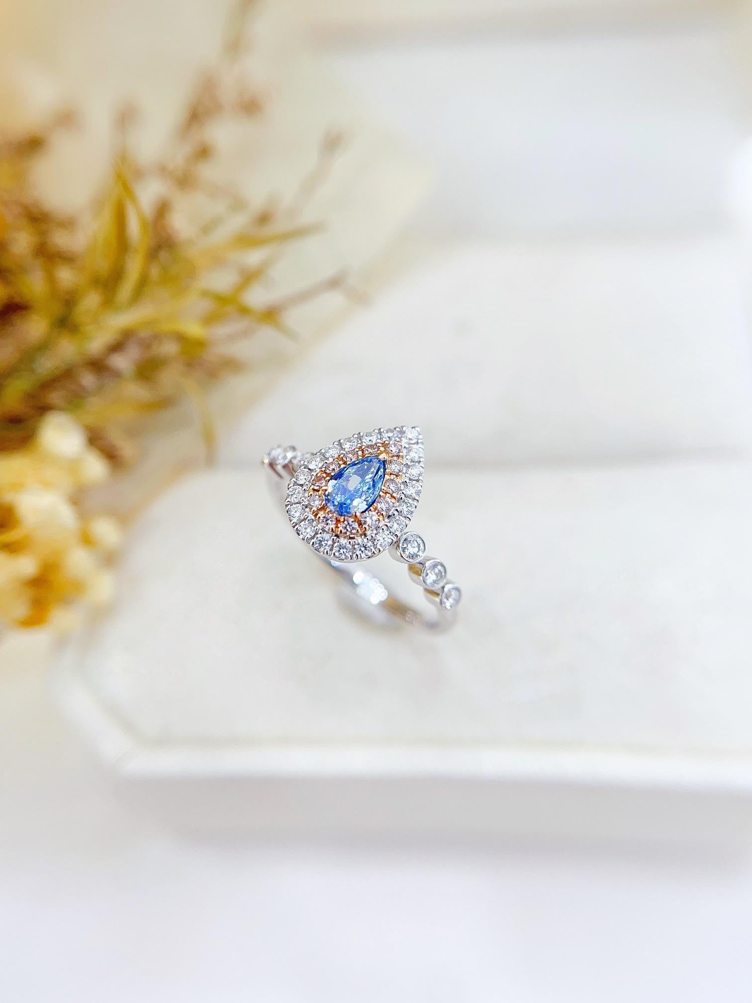 Women's or Men's 18K Gold Blue Diamond Ring with Diamonds For Sale