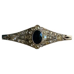 Brosche aus 18 Karat Gold mit blauen Glasdiamanten und Saphiren