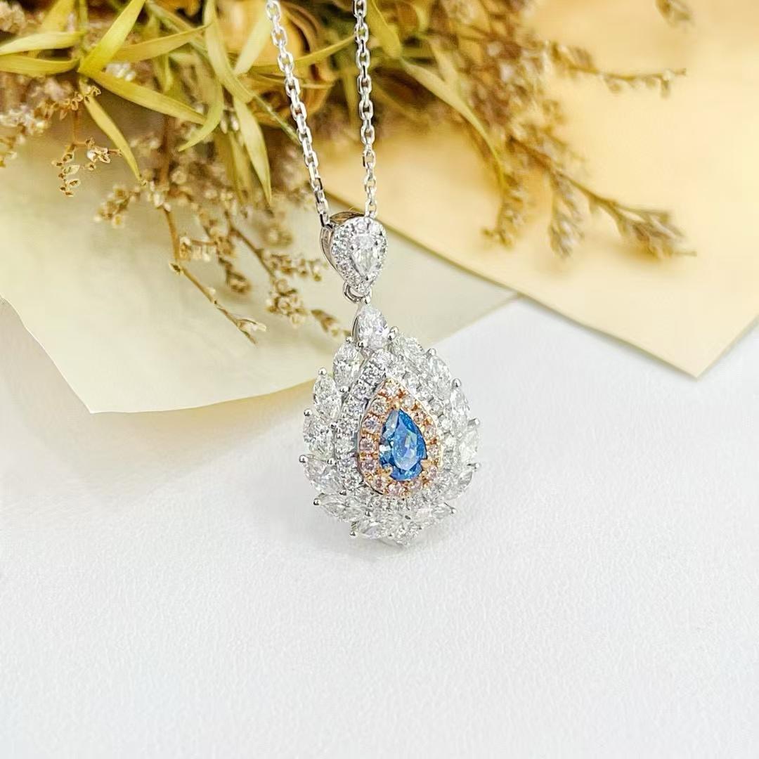 18K Gold 0.32ct Pear-Cut Blue Diamond Necklace with Marquise-Cut & Pink Diamond  

Main Diamonds D - 0.32 CT
Side Diamonds D - 1.11 CT
Total Weight - 4.24 GM

1. Central Gemstone
The centerpiece of this pendant is a vivid blue pear - cut diamond.