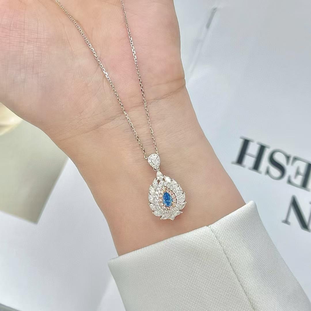 18K Gold 0.32ct Pear-Cut Blue Diamond Necklace with Marquise-Cut & Pink Diamond In New Condition For Sale In Kowloon, HK