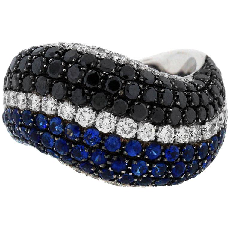 18K Gold Blue Sapphires Black and White Diamonds Curved Angled Band Ring In Excellent Condition For Sale In Boca Raton, FL