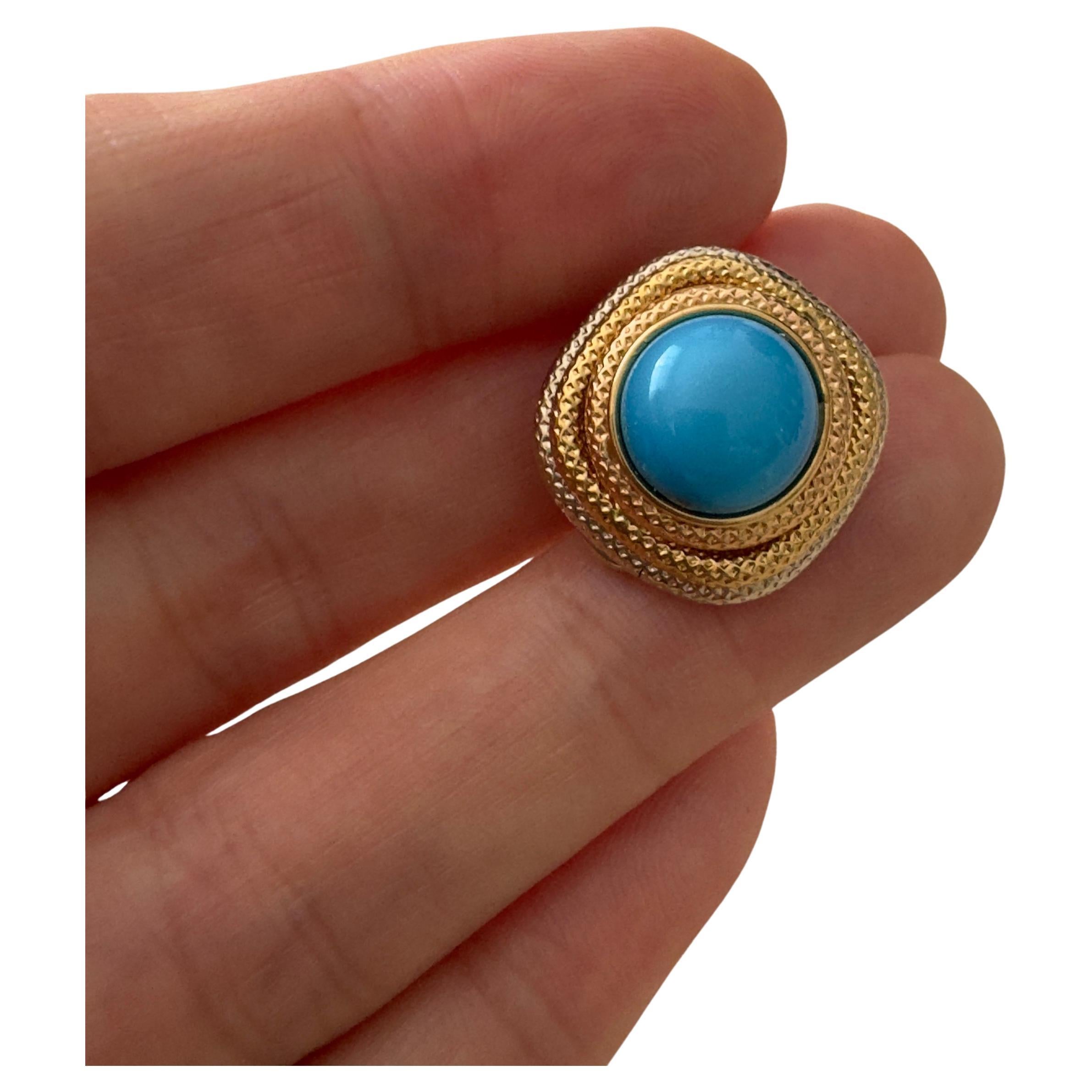 Orecchini a clip con smithsonite blu in oro 18K 
Coppia di bellissimi orecchini a clip in oro 18 carati con Smithsonite naturale blu cabochon incastonata, peso circa 10,2 grammi.   0,75 pollici x 0,75. Fatto a mano in Italia con timbro del