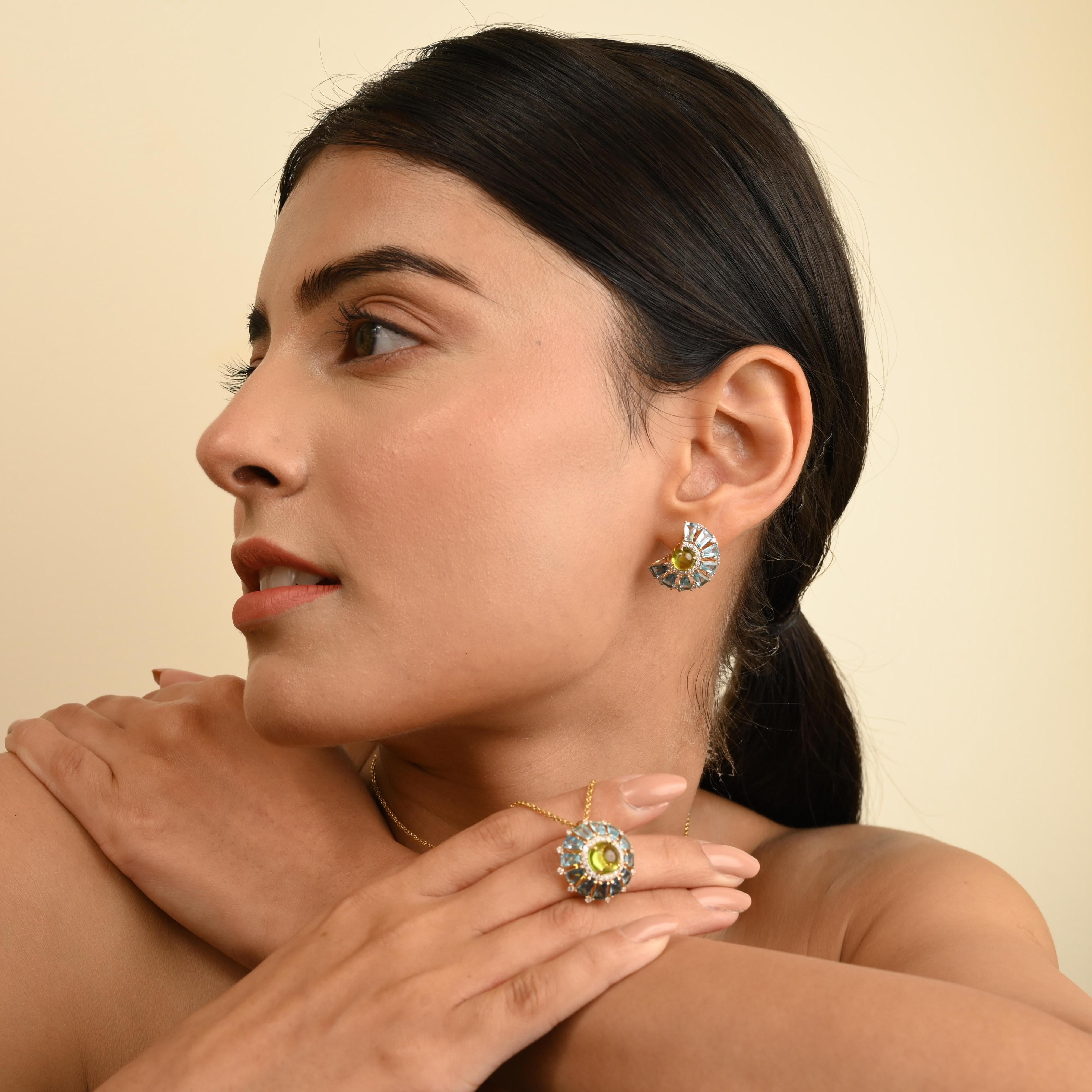 Contemporaneo Set di orecchini pendenti in oro 18 carati con Topazio blu, Baguette affusolata e Peridoto Cabochon in vendita