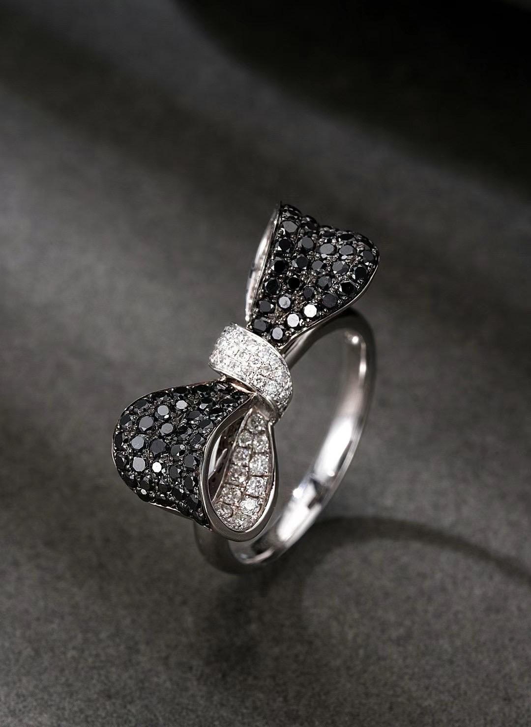 18K Gold Bow-Shaped Black Diamond & Diamond Ring

Diamonds & Black Diamonds - 0.82 CT
18K Gold - 6.31 GM
