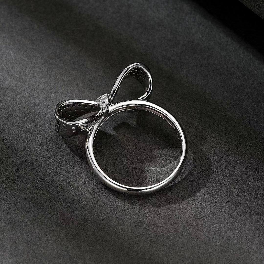 Round Cut 18K Gold Bow-Shaped Black Diamond & Diamond Ring For Sale