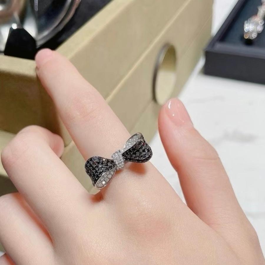 Bague en or 18K en forme de noeud avec diamant noir et diamant Neuf - En vente à Kowloon, HK
