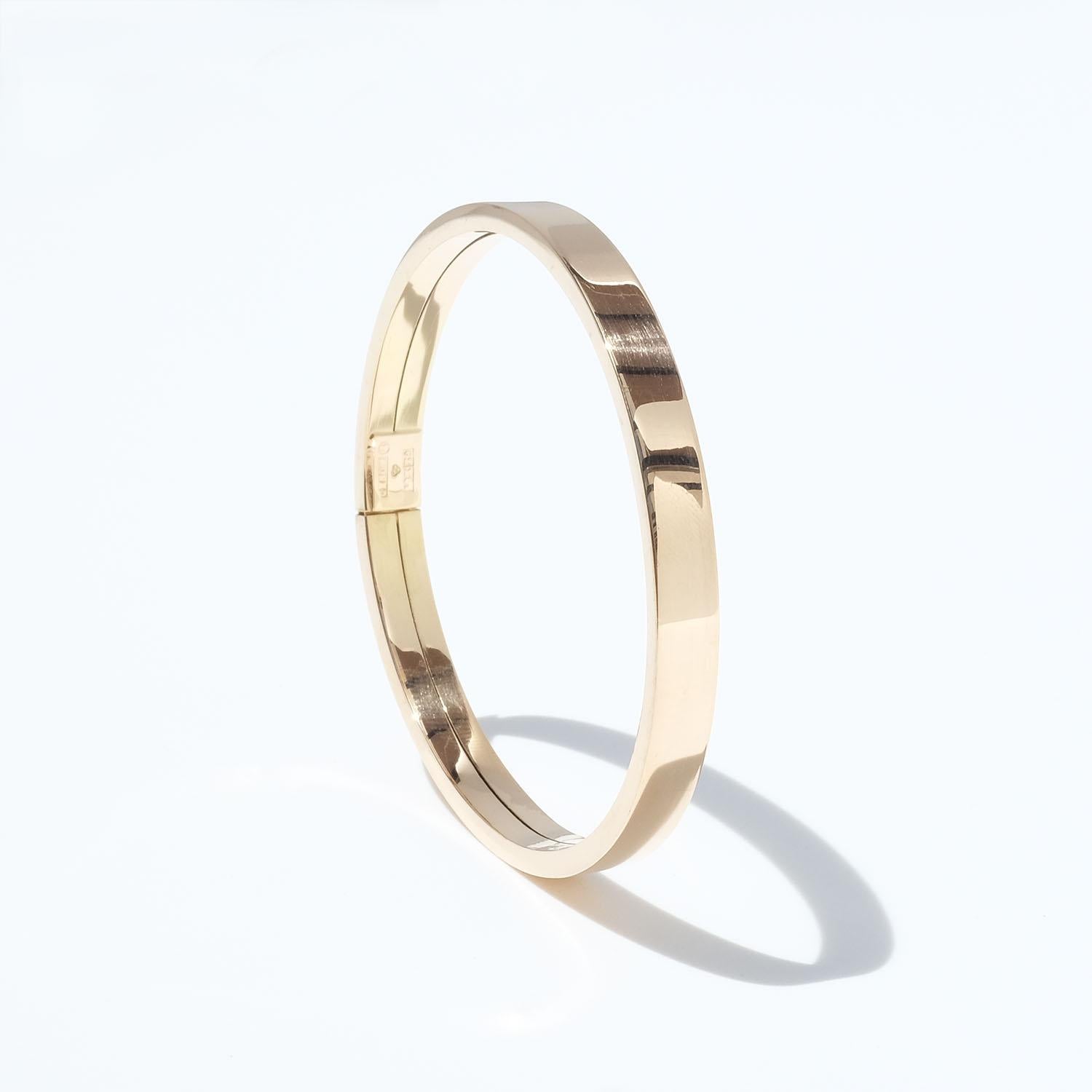 Dieses Armband aus 18 Karat Gold hat eine glänzende Oberfläche. Sie lässt sich leicht mit einem Kastenverschluss schließen und hat einen Sicherheitshaken.

Sie kann als einfach, elegant und stilvoll beschrieben werden. Es kann im Büro, in der Schule