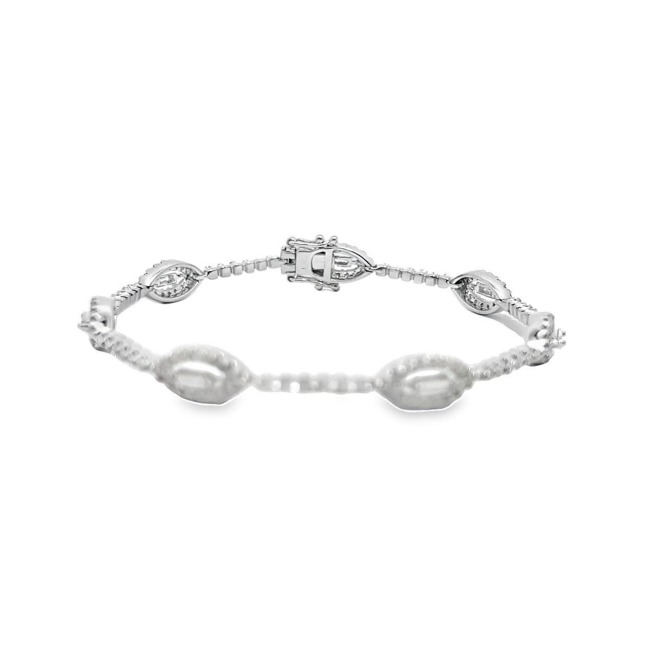 18K Gold Bracelet with 2.35Ct Total Weight Round and Baguette Diamonds In New Condition For Sale In New York, NY