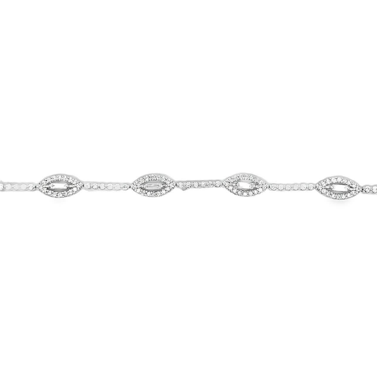 18K Gold Bracelet with 2.35Ct Total Weight Round and Baguette Diamonds For Sale 1