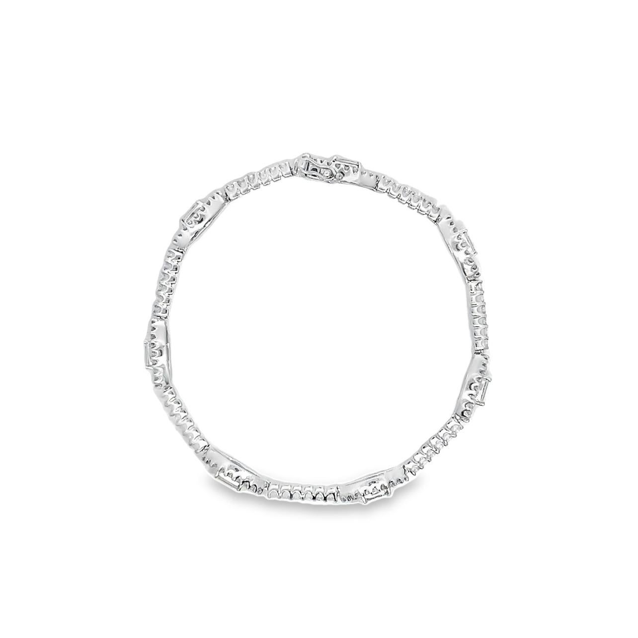 18K Gold Bracelet with 2.35Ct Total Weight Round and Baguette Diamonds For Sale 2