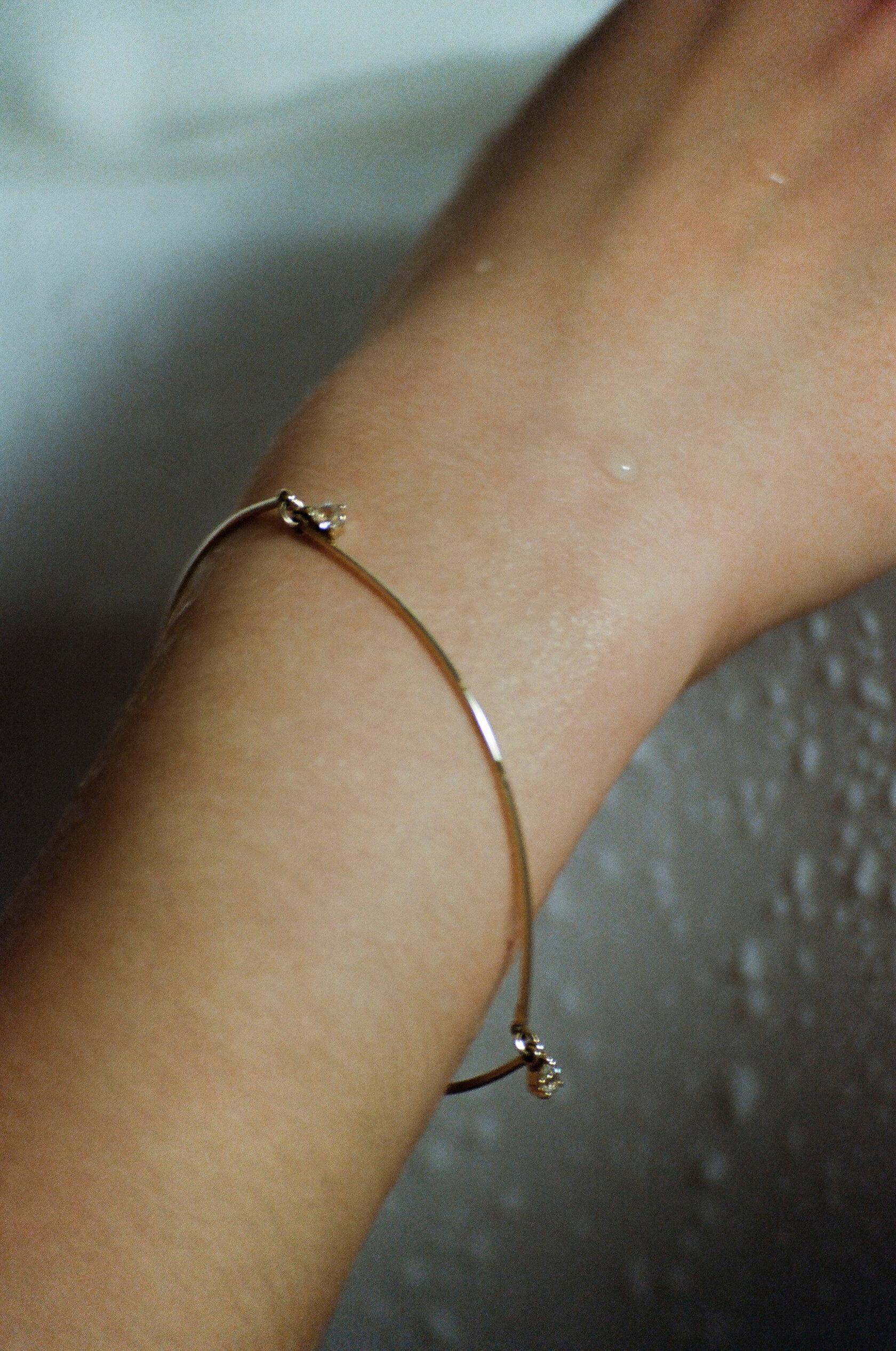 Pulsera de oro de 18 quilates con 3 diamantes talla pera Moderno en venta