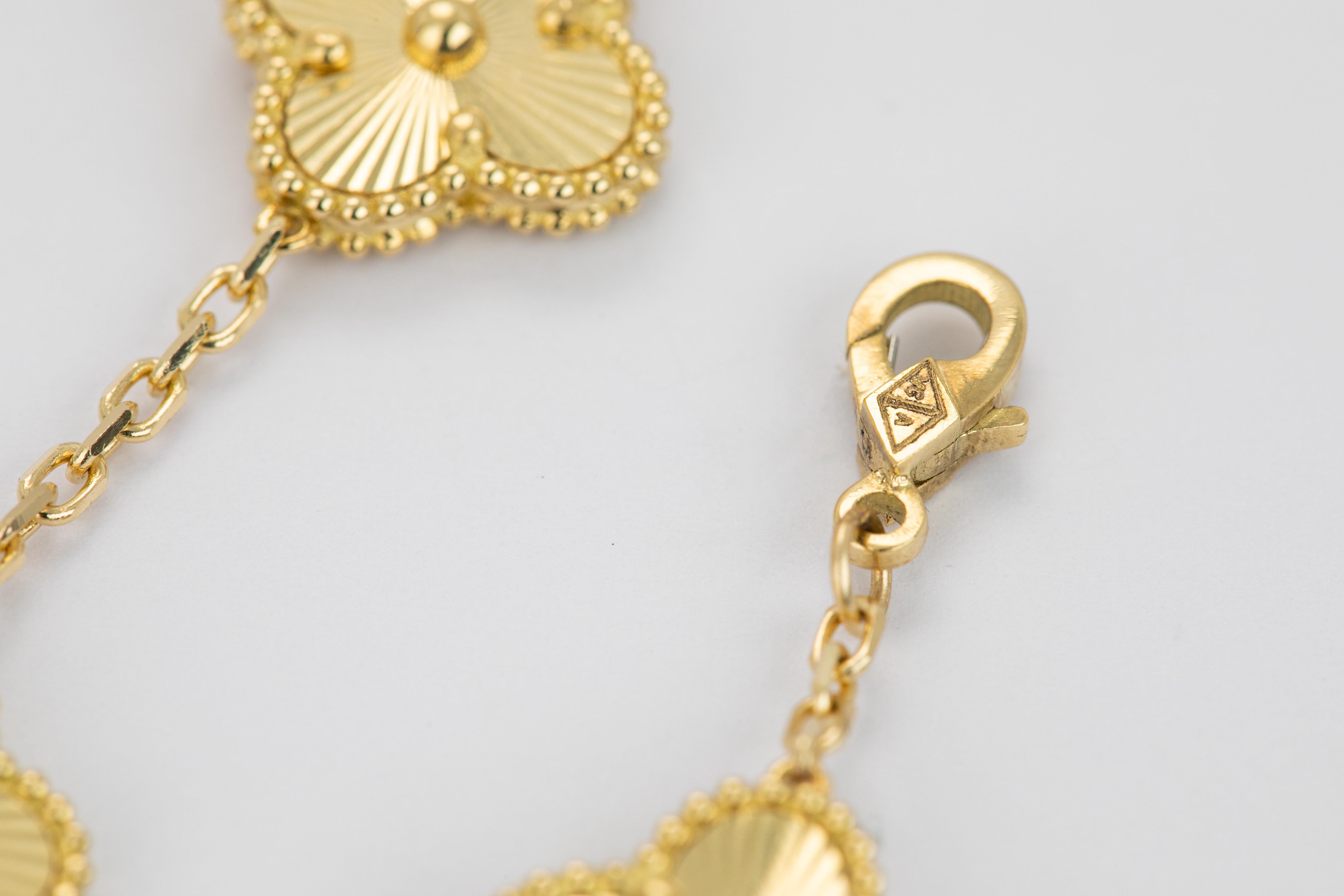 18k Gold Bracelet with Bold Chain, 18k Gold Chain Bracelet, Rectangle Bracelet For Sale 7