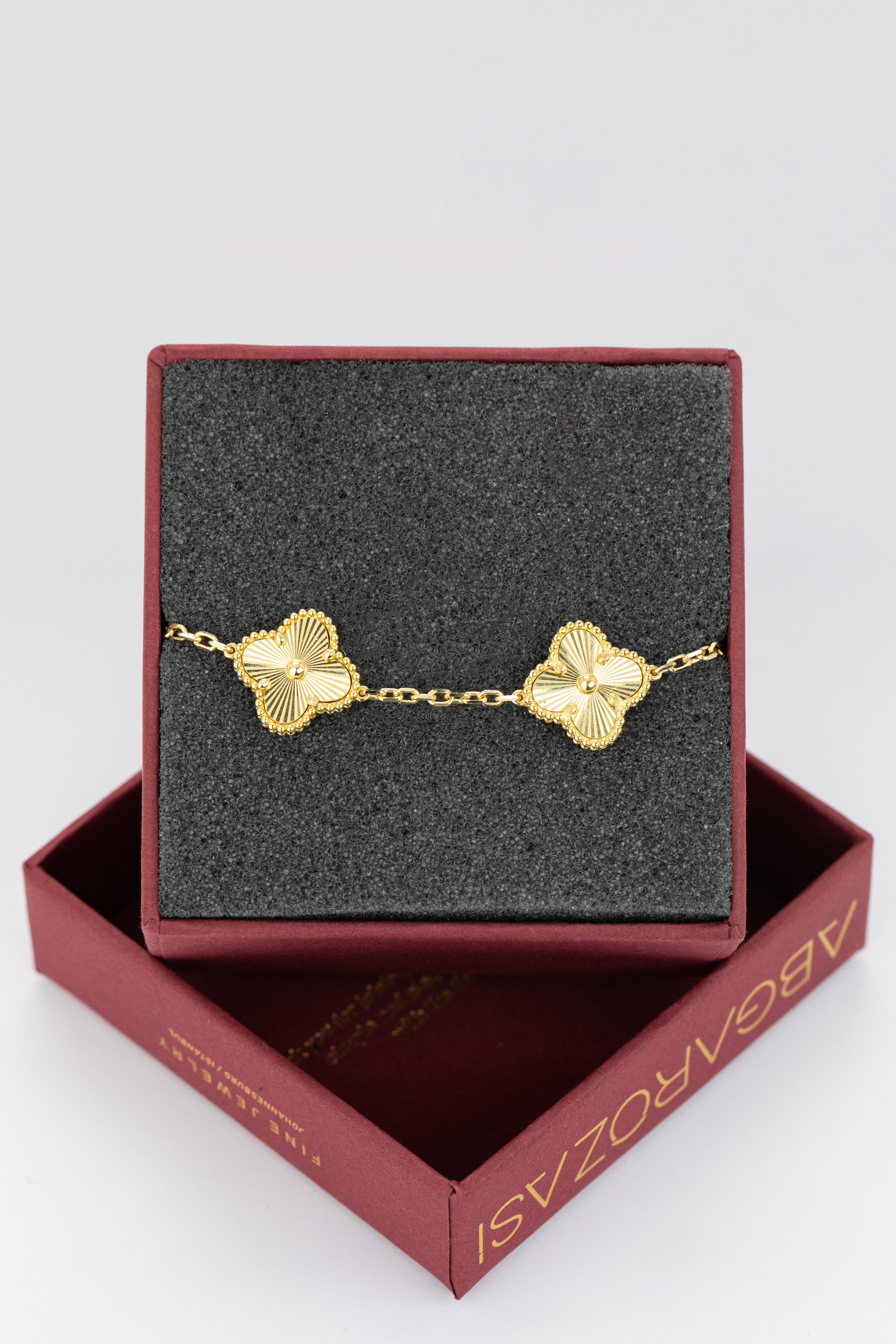 18K Gold Bracelet with Bold Chain, 18K Gold Chain Bracelet, Rectangle Bracelet delicate bracelet created by hands from chain to the stone shapes. Good ideas of dainty bracelet or stackable bracelet gift for her.

This bracelet was made with quality
