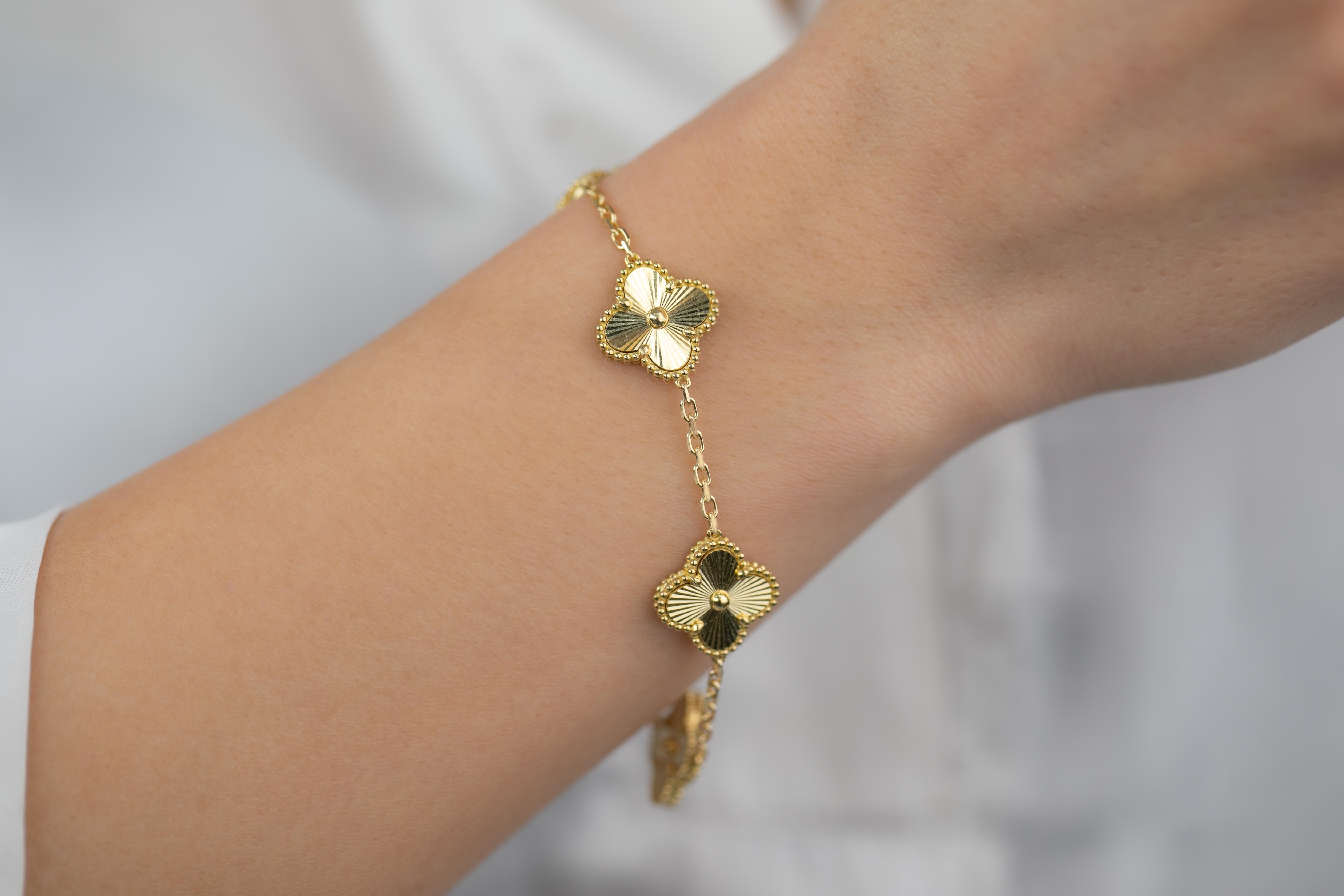 Women's 18k Gold Bracelet with Bold Chain, 18k Gold Chain Bracelet, Rectangle Bracelet For Sale