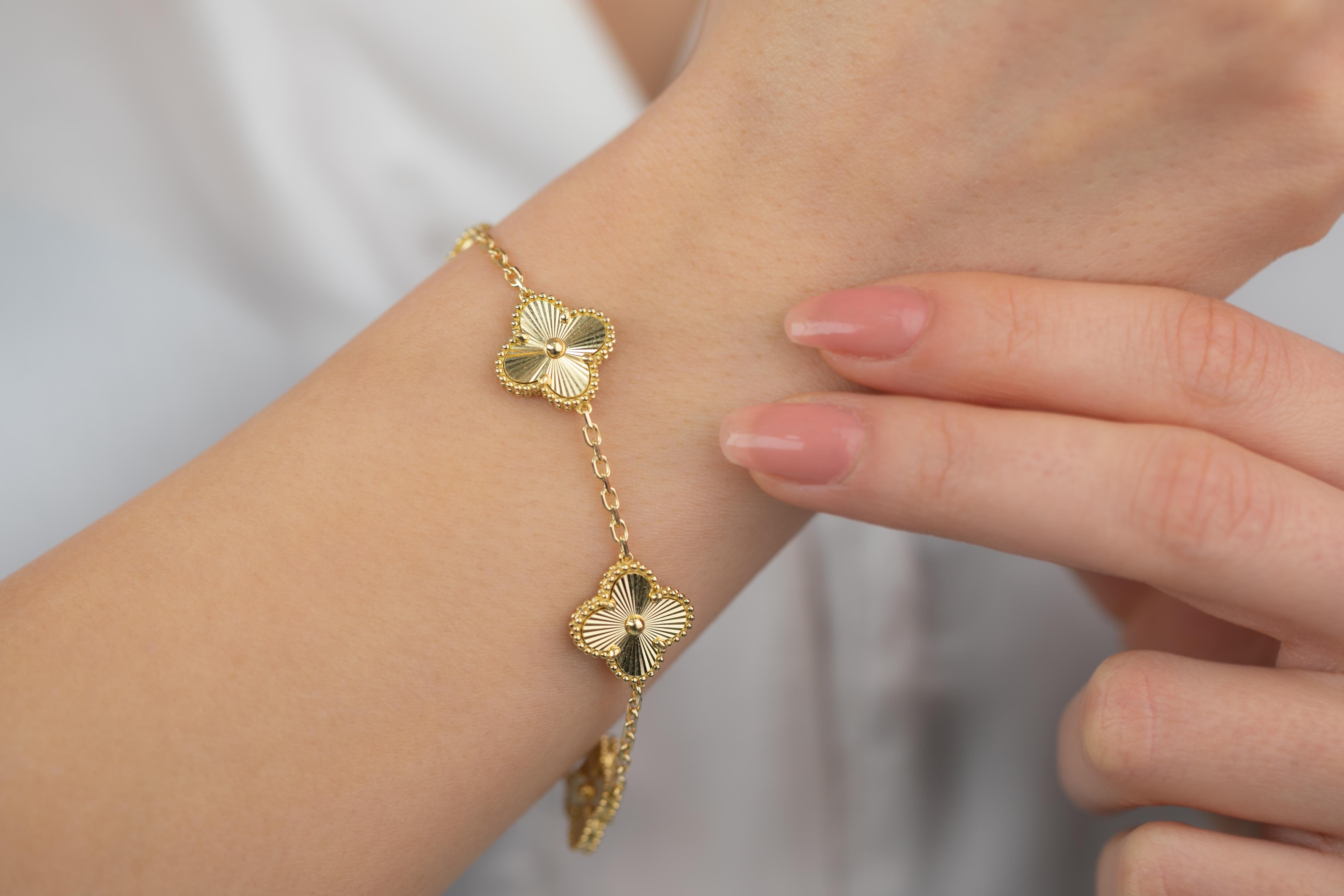 Bracelet en or 18k avec chaîne audacieuse, bracelet en chaîne en or 18k, bracelet rectangulaire en vente 1