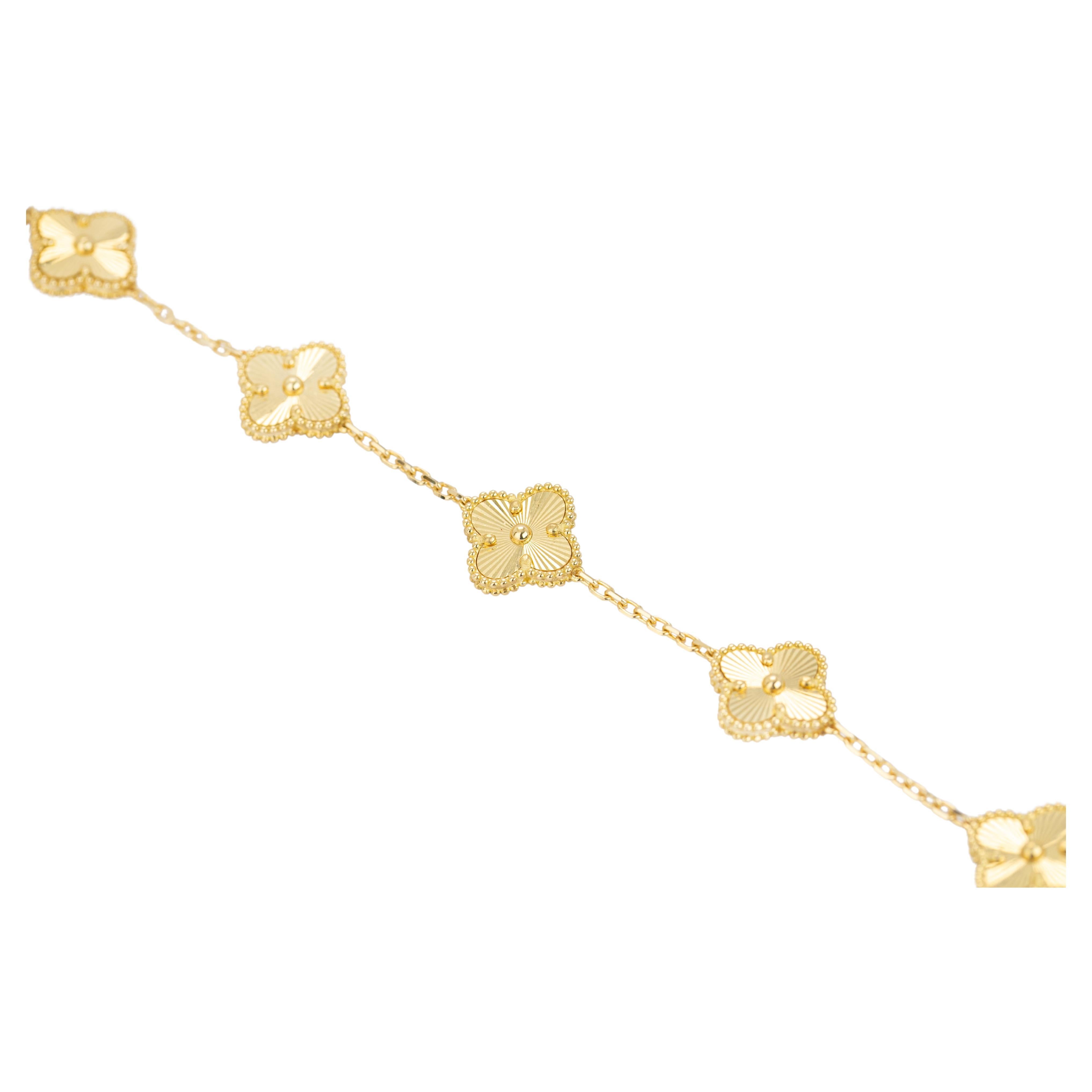 18k Gold Bracelet with Bold Chain, 18k Gold Chain Bracelet, Rectangle Bracelet For Sale