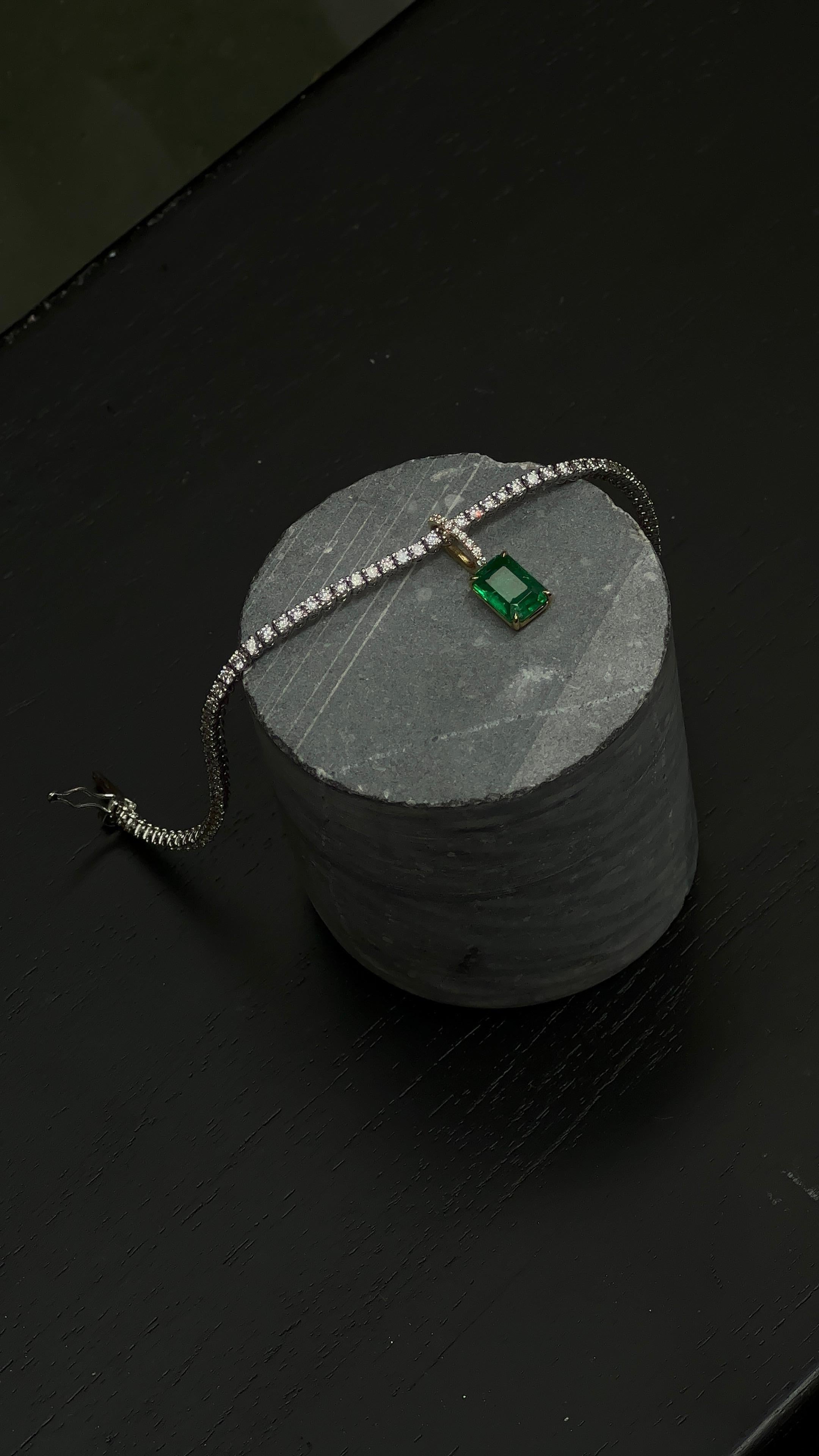 Pulsera de oro de 18 quilates con diamante esmeralda y pavé de diamantes Moderno en venta