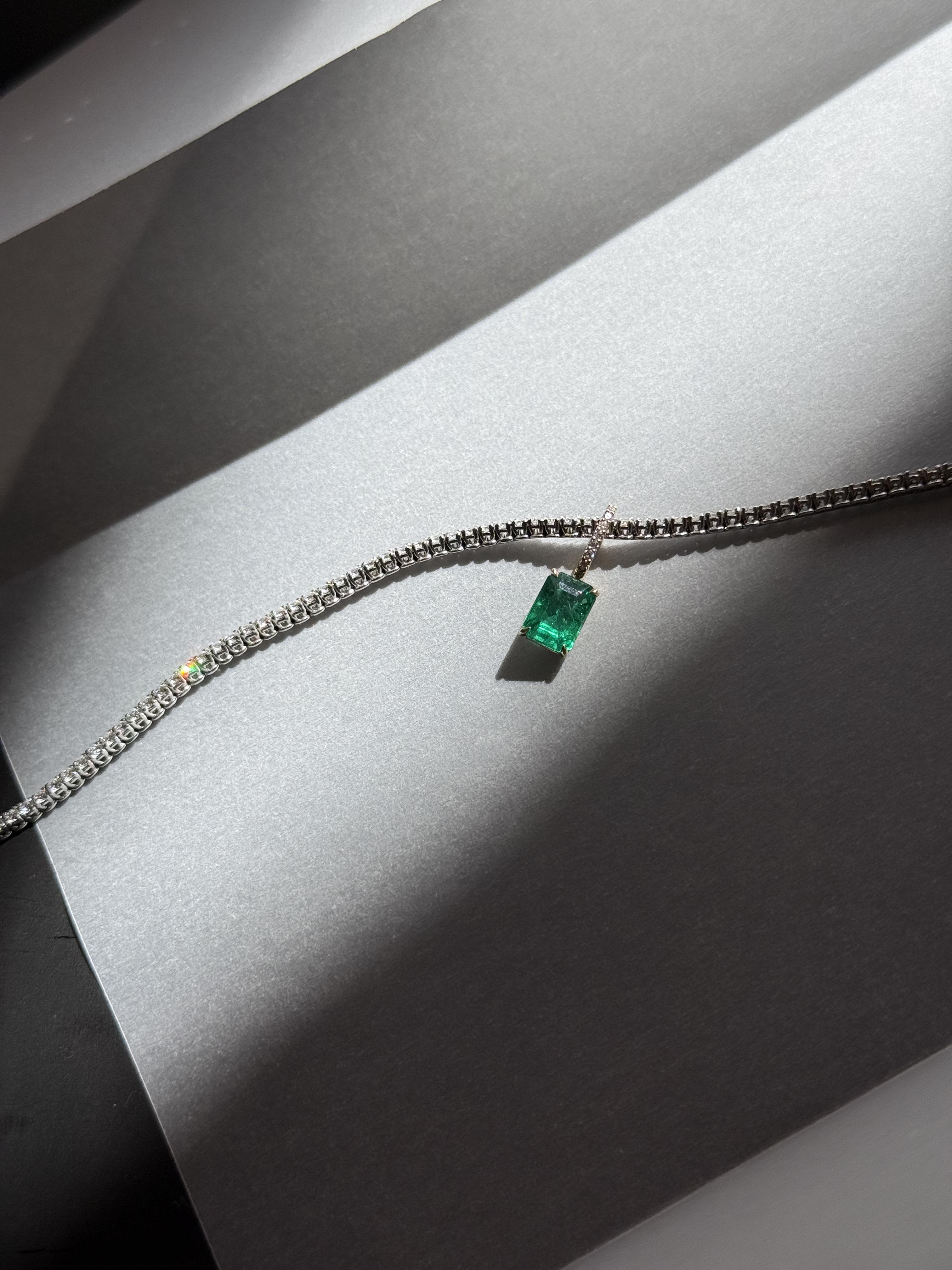 Pulsera de oro de 18 quilates con diamante esmeralda y pavé de diamantes en Nuevo estado para la venta en Antwerpen, BE